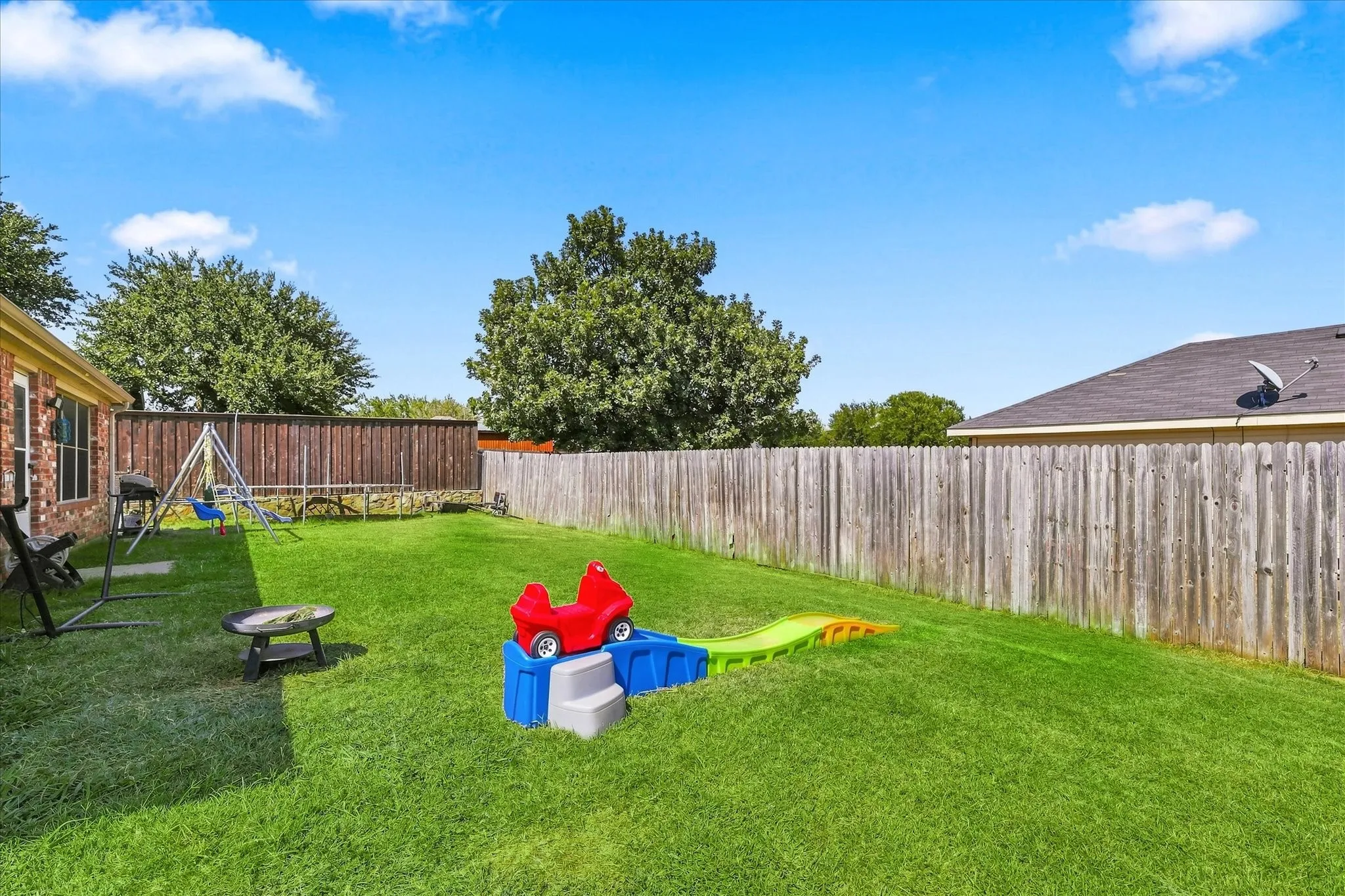 Single Family Residence For Sale in Denton County , 1012 Scenic Drive, Justin, Texas 76247, 4 Bedroom, 2 Bathroom, 2 Garage spaces, 1,635 Sqft, built in 2006, mls#21365717, Real Estate Agent in Justin, Homes For Sale in Denton county, Homes For Sale in Justin, Realtor in Justin Texas, Real Estate Brokerage Independent Realty Texas, Luminita Cordes Realtor