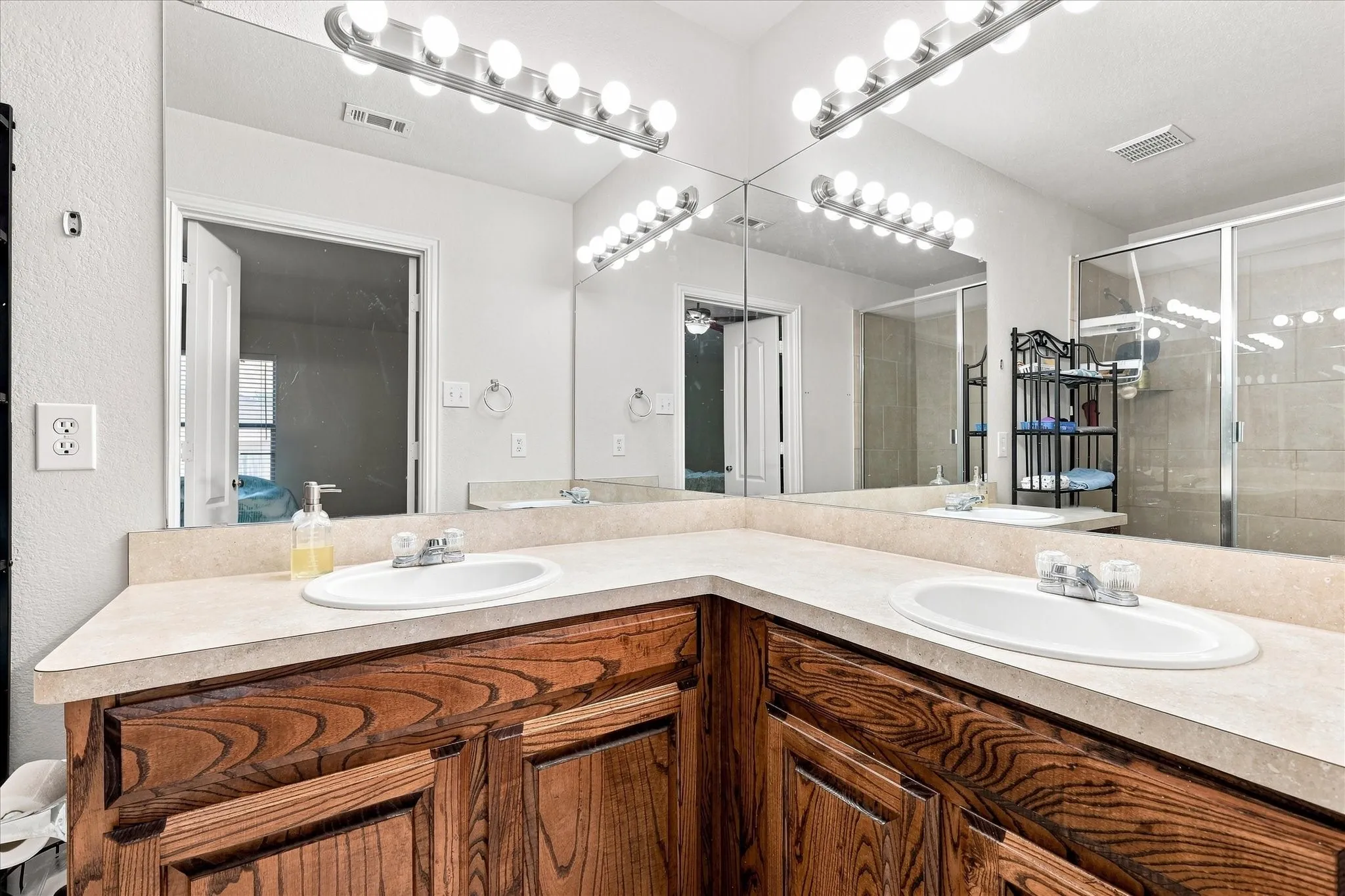 Single Family Residence For Sale in Denton County , 1012 Scenic Drive, Justin, Texas 76247, 4 Bedroom, 2 Bathroom, 2 Garage spaces, 1,635 Sqft, built in 2006, mls#21365717, Real Estate Agent in Justin, Homes For Sale in Denton county, Homes For Sale in Justin, Realtor in Justin Texas, Real Estate Brokerage Independent Realty Texas, Luminita Cordes Realtor