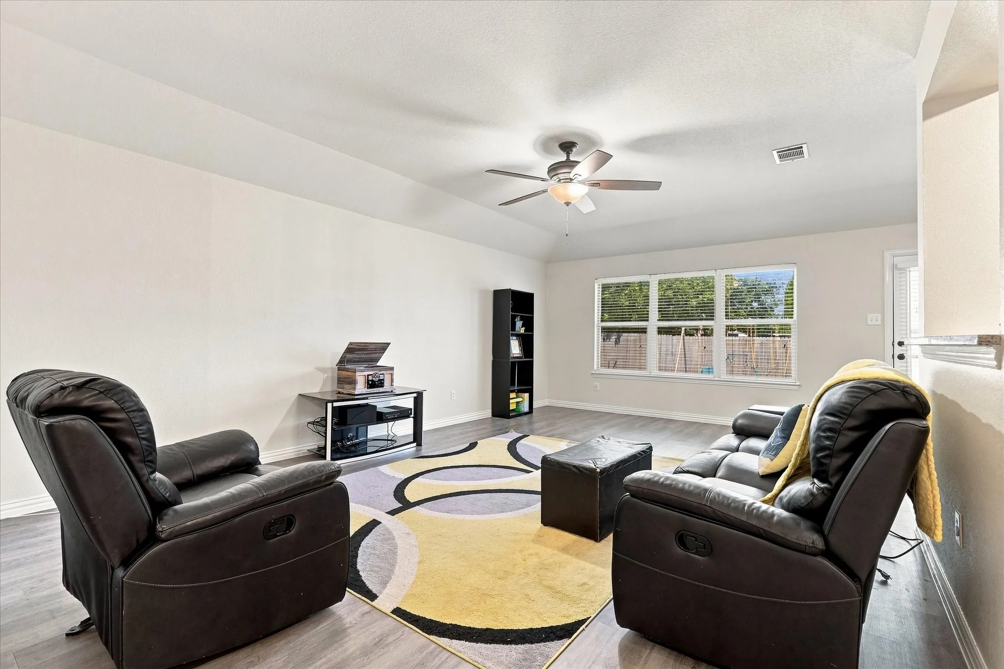 Single Family Residence For Sale in Denton County , 1012 Scenic Drive, Justin, Texas 76247, 4 Bedroom, 2 Bathroom, 2 Garage spaces, 1,635 Sqft, built in 2006, mls#21365717, Real Estate Agent in Justin, Homes For Sale in Denton county, Homes For Sale in Justin, Realtor in Justin Texas, Real Estate Brokerage Independent Realty Texas, Luminita Cordes Realtor