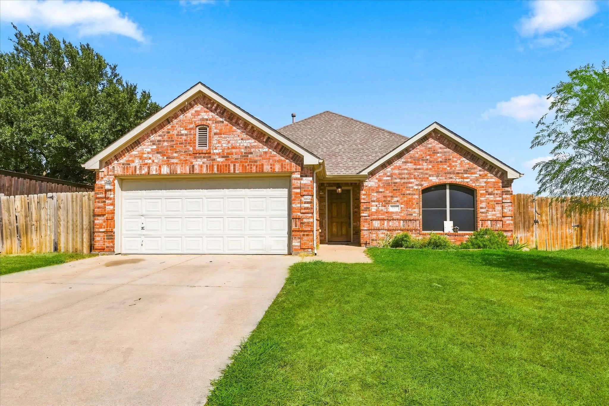 Single Family Residence For Sale in Denton County , 1012 Scenic Drive, Justin, Texas 76247, 4 Bedroom, 2 Bathroom, 2 Garage spaces, 1,635 Sqft, built in 2006, mls#21365717, Real Estate Agent in Justin, Homes For Sale in Denton county, Homes For Sale in Justin, Realtor in Justin Texas, Real Estate Brokerage Independent Realty Texas, Luminita Cordes Realtor