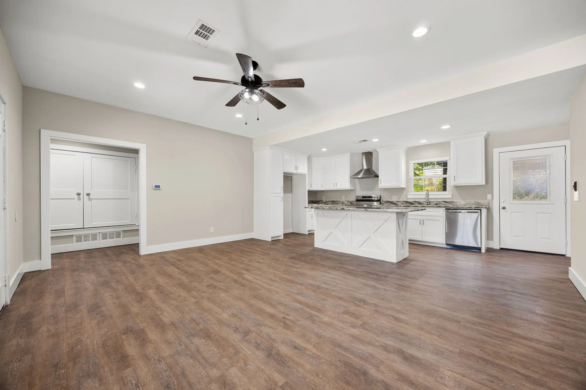 Single Family Residence For Sale in Lamar County , 5250 Cooper Street, Reno, Texas 75462, 3 Bedroom, 2 Bathroom, 2 Garage spaces, 1,499 Sqft, built in 2022, mls#21366739, Real Estate Agent in Reno, Homes For Sale in Lamar county, Homes For Sale in Reno, Realtor in Reno Texas, Real Estate Brokerage Independent Realty Texas, Luminita Cordes Realtor