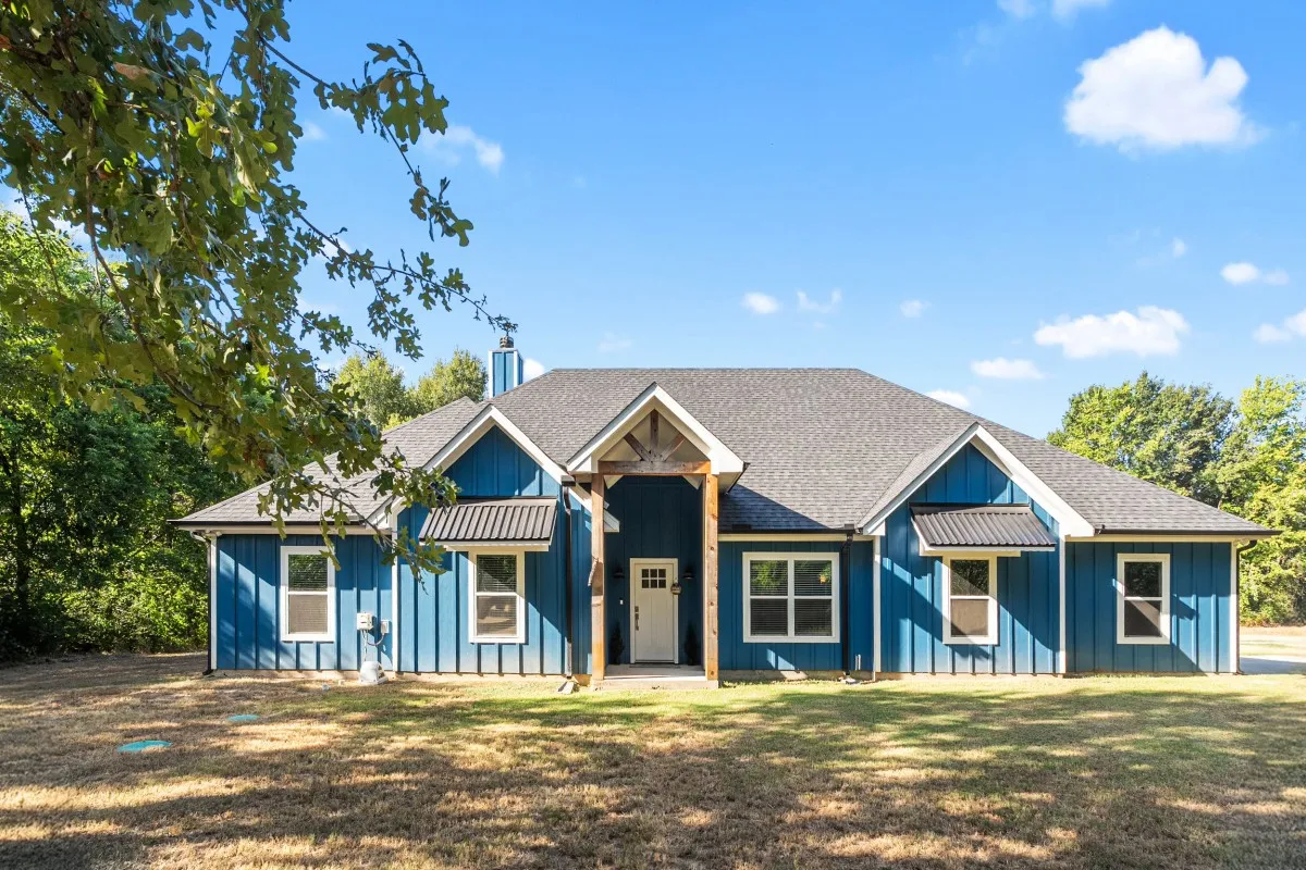 Single Family Residence For Sale in Henderson County , 914 Pin Oak Street, Trinidad, Texas 75163, 4 Bedroom, 3 Bathroom, 2 Garage spaces, 2,444 Sqft, built in 2023, Price $549,000, mls#21366120, Real Estate Agent in Trinidad, Homes For Sale in Henderson county, Homes For Sale in Trinidad, Realtor in Trinidad Texas, Real Estate Brokerage Independent Realty Texas, Luminita Cordes Realtor