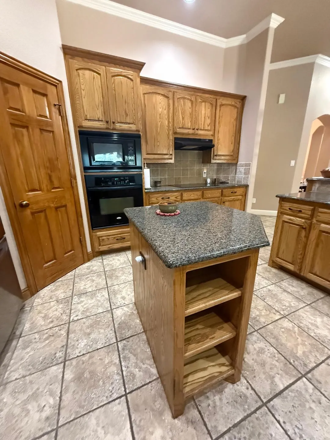 Large Kitchen with an island and walk in pantry,