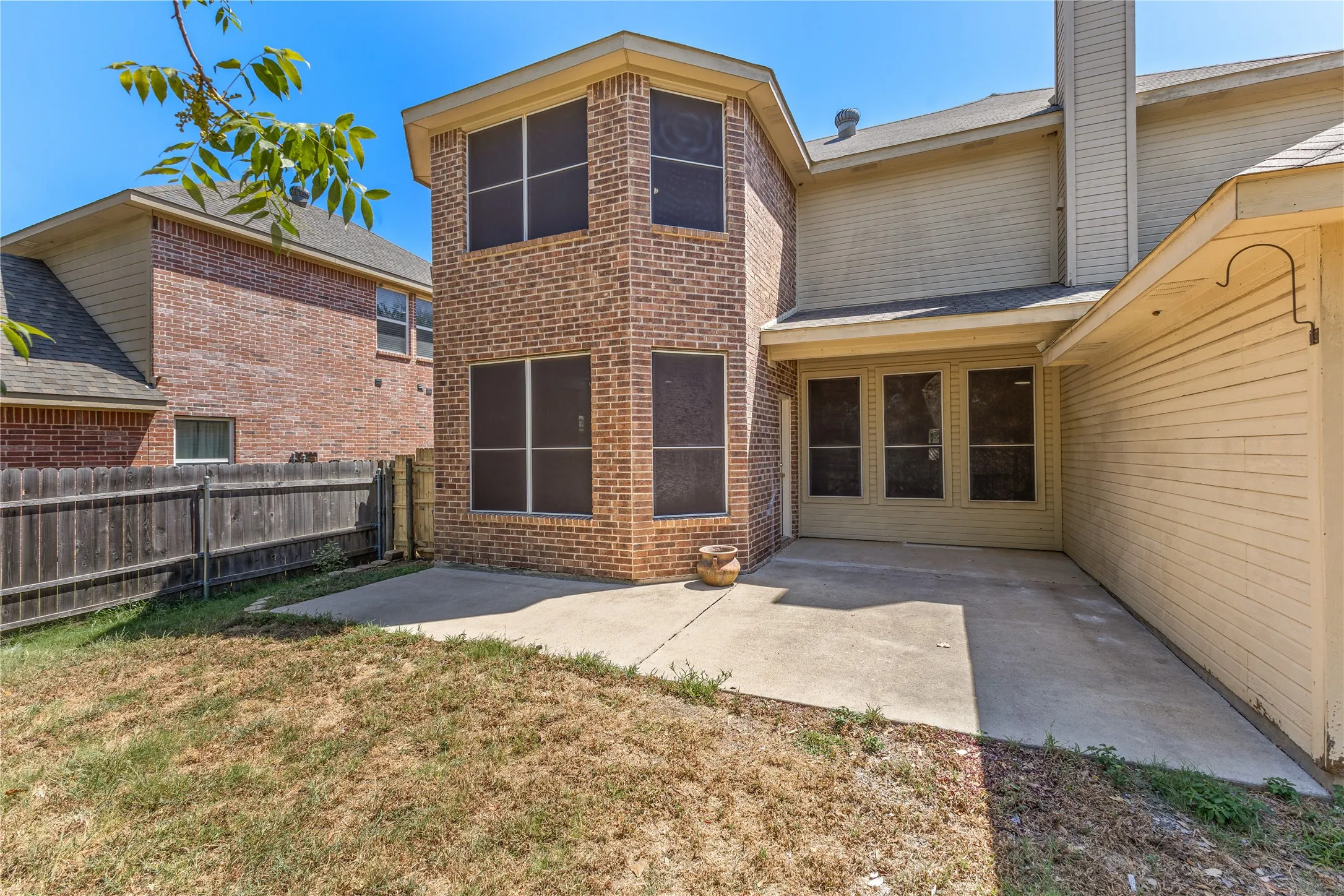 Brick exterior with screened​​‌​​​​‌​​‌‌​‌‌​​​‌‌​‌​‌​‌​​​‌​​ windows