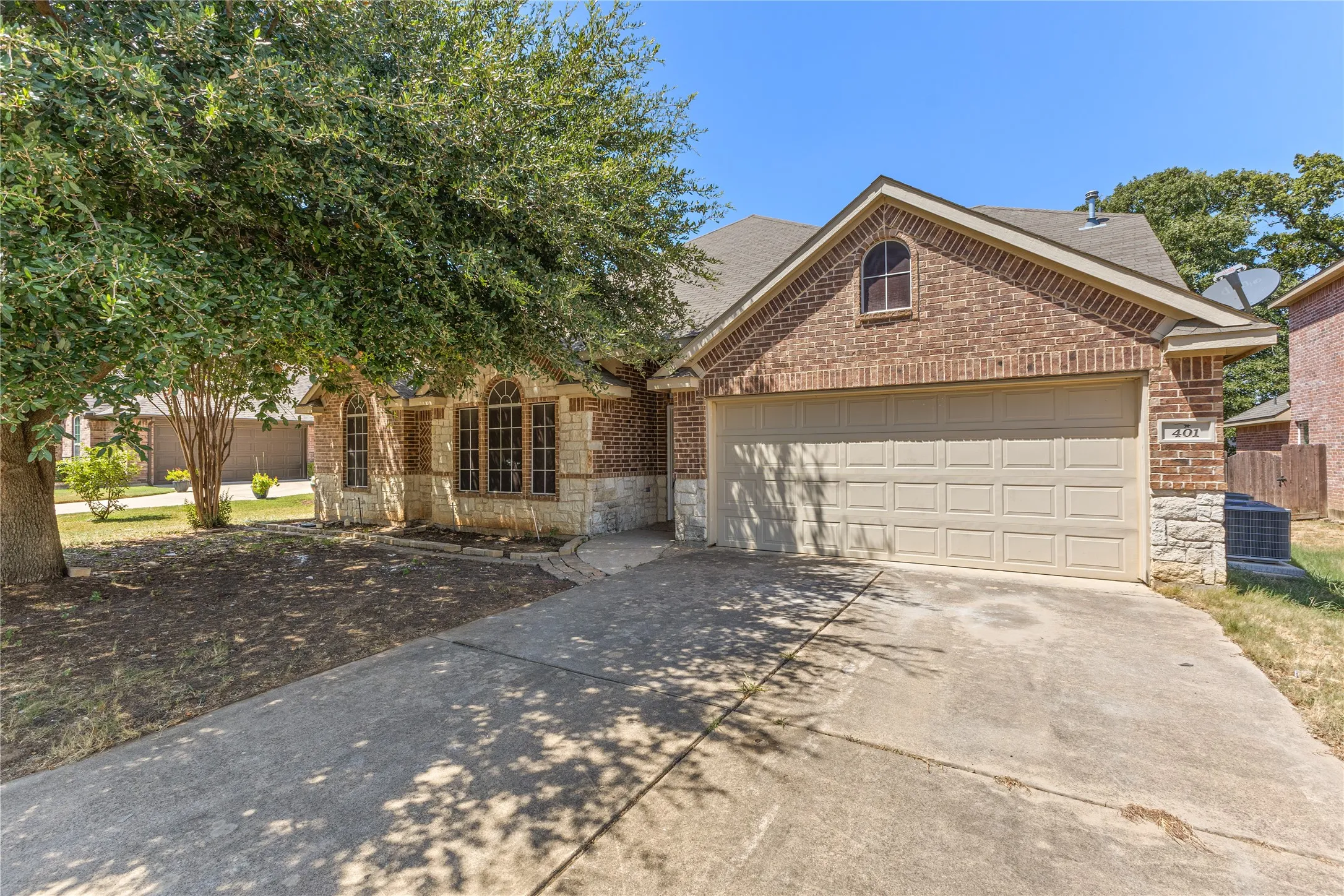 Single Family Residence For Sale in Johnson County , 401 Hidden Knoll Drive, Burleson, Texas 76028, 3 Bedroom, 3 Bathroom, 2 Garage spaces, 2,332 Sqft, built in 2008, mls#21366846, Real Estate Agent in Burleson, Homes For Sale in Johnson county, Homes For Sale in Burleson, Realtor in Burleson Texas, Real Estate Brokerage Independent Realty Texas, Luminita Cordes Realtor