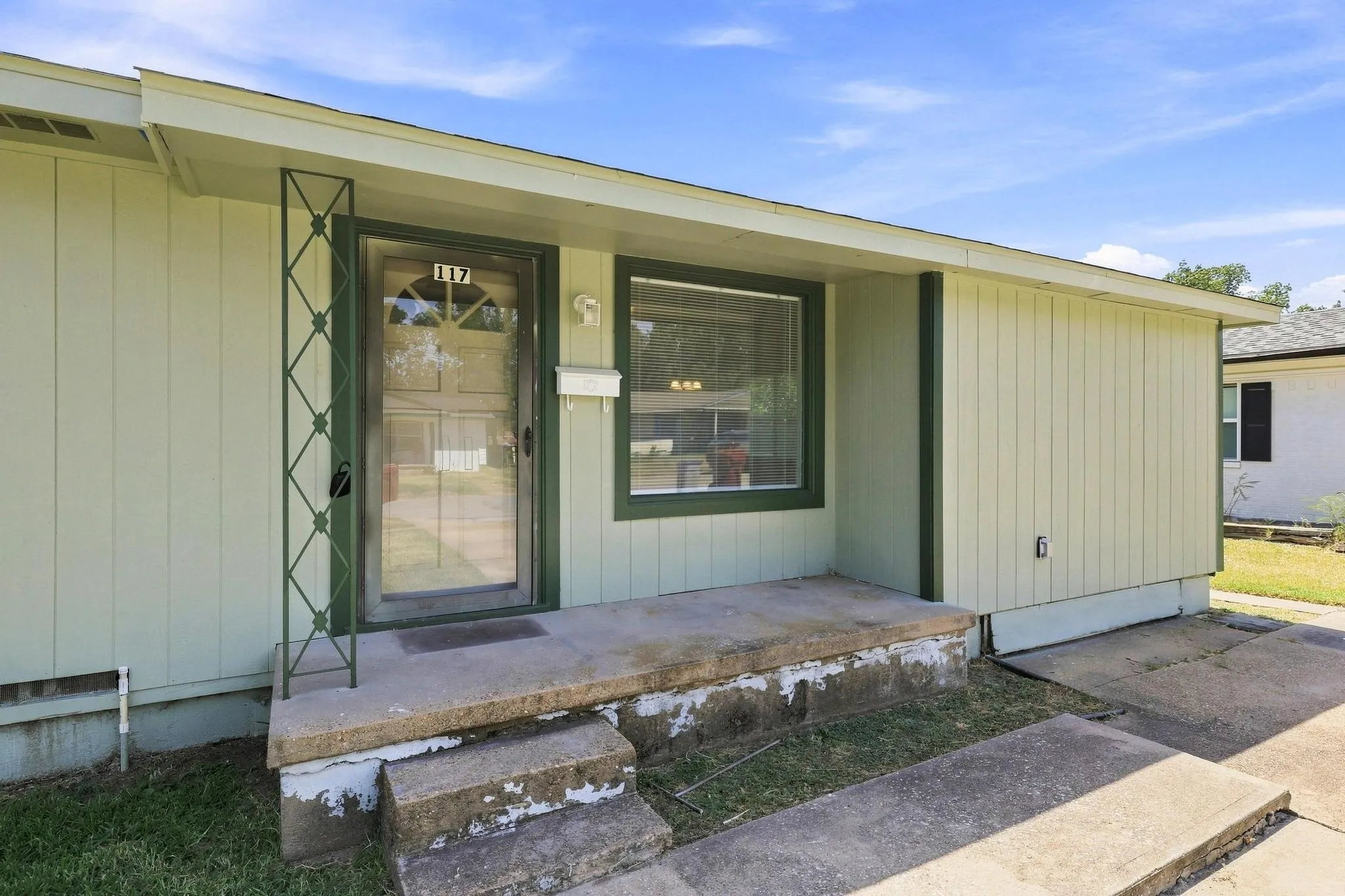 Single Family Residence For Sale in Fannin County , 117 Leslie Street, Bonham, Texas 75418, 3 Bedroom, 2 Bathroom, Garage spaces, 1,728 Sqft, built in 1965, mls#21366852, Real Estate Agent in Bonham, Homes For Sale in Fannin county, Homes For Sale in Bonham, Realtor in Bonham Texas, Real Estate Brokerage Independent Realty Texas, Luminita Cordes Realtor