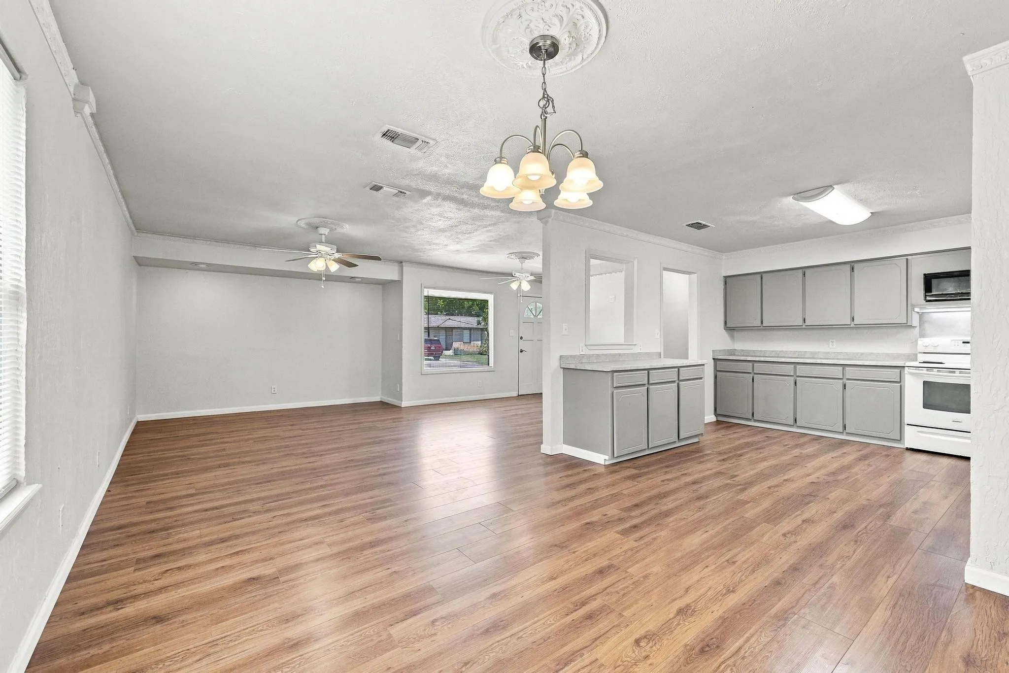 Single Family Residence For Sale in Fannin County , 117 Leslie Street, Bonham, Texas 75418, 3 Bedroom, 2 Bathroom, Garage spaces, 1,728 Sqft, built in 1965, mls#21366852, Real Estate Agent in Bonham, Homes For Sale in Fannin county, Homes For Sale in Bonham, Realtor in Bonham Texas, Real Estate Brokerage Independent Realty Texas, Luminita Cordes Realtor