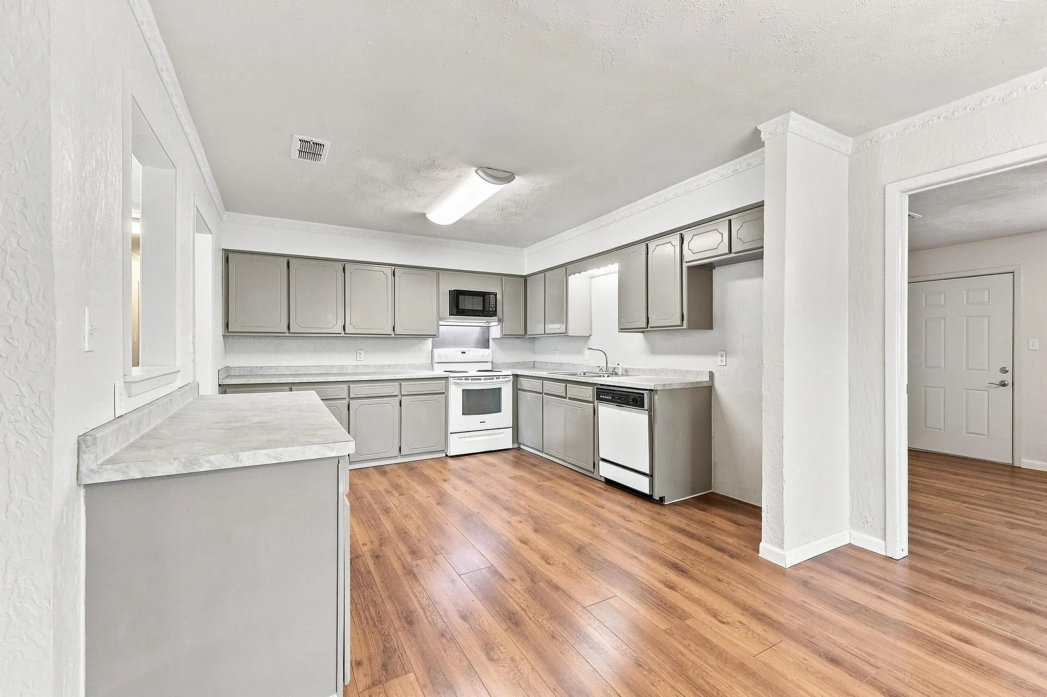 Single Family Residence For Sale in Fannin County , 117 Leslie Street, Bonham, Texas 75418, 3 Bedroom, 2 Bathroom, Garage spaces, 1,728 Sqft, built in 1965, mls#21366852, Real Estate Agent in Bonham, Homes For Sale in Fannin county, Homes For Sale in Bonham, Realtor in Bonham Texas, Real Estate Brokerage Independent Realty Texas, Luminita Cordes Realtor