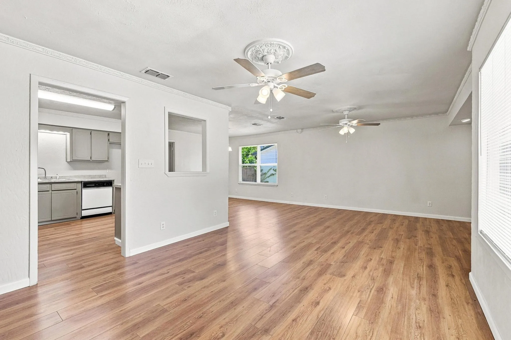 Single Family Residence For Sale in Fannin County , 117 Leslie Street, Bonham, Texas 75418, 3 Bedroom, 2 Bathroom, Garage spaces, 1,728 Sqft, built in 1965, mls#21366852, Real Estate Agent in Bonham, Homes For Sale in Fannin county, Homes For Sale in Bonham, Realtor in Bonham Texas, Real Estate Brokerage Independent Realty Texas, Luminita Cordes Realtor