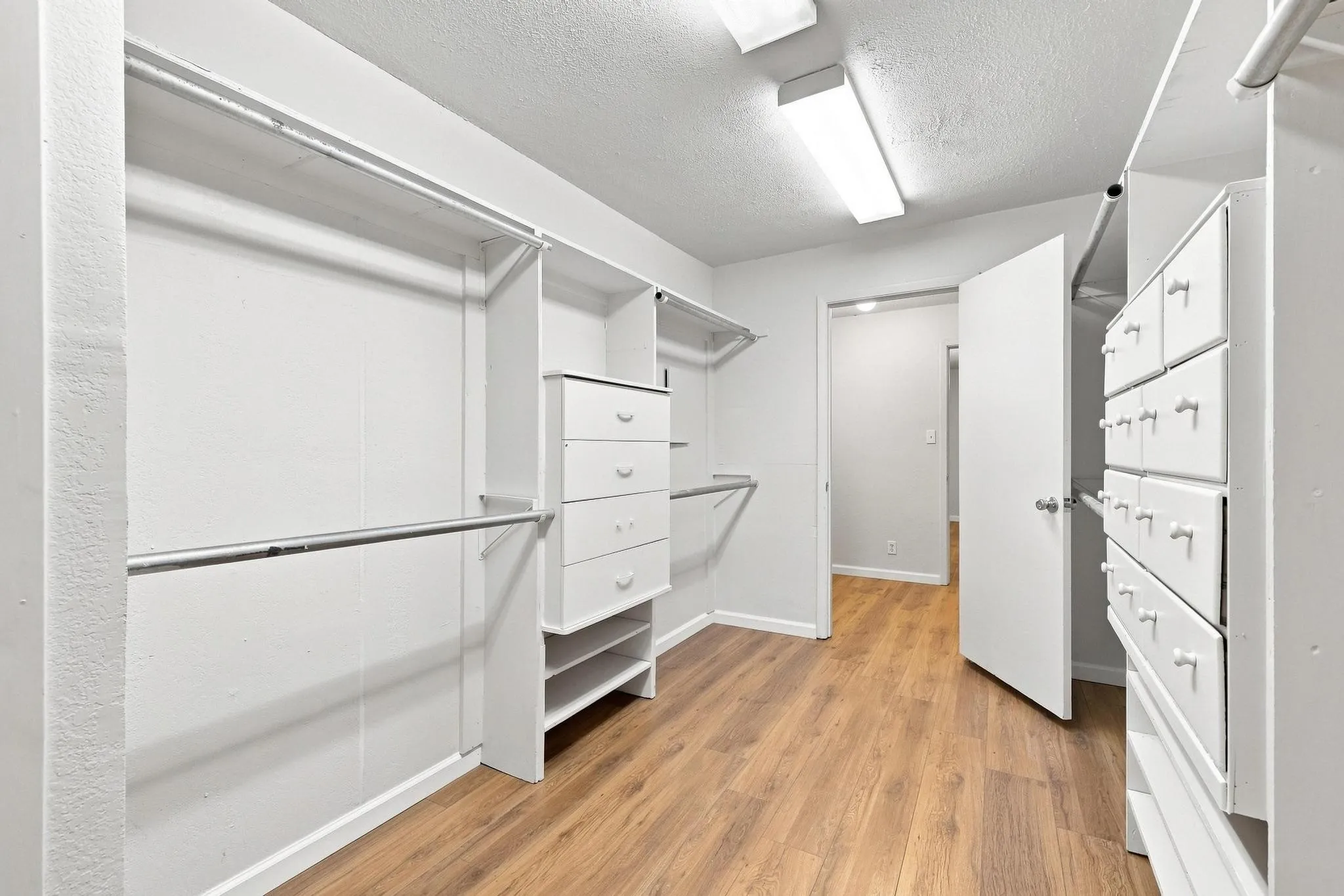 Single Family Residence For Sale in Fannin County , 117 Leslie Street, Bonham, Texas 75418, 3 Bedroom, 2 Bathroom, Garage spaces, 1,728 Sqft, built in 1965, mls#21366852, Real Estate Agent in Bonham, Homes For Sale in Fannin county, Homes For Sale in Bonham, Realtor in Bonham Texas, Real Estate Brokerage Independent Realty Texas, Luminita Cordes Realtor