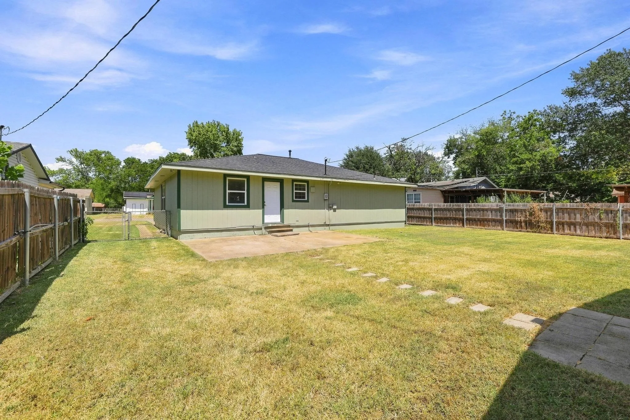 Single Family Residence For Sale in Fannin County , 117 Leslie Street, Bonham, Texas 75418, 3 Bedroom, 2 Bathroom, Garage spaces, 1,728 Sqft, built in 1965, mls#21366852, Real Estate Agent in Bonham, Homes For Sale in Fannin county, Homes For Sale in Bonham, Realtor in Bonham Texas, Real Estate Brokerage Independent Realty Texas, Luminita Cordes Realtor