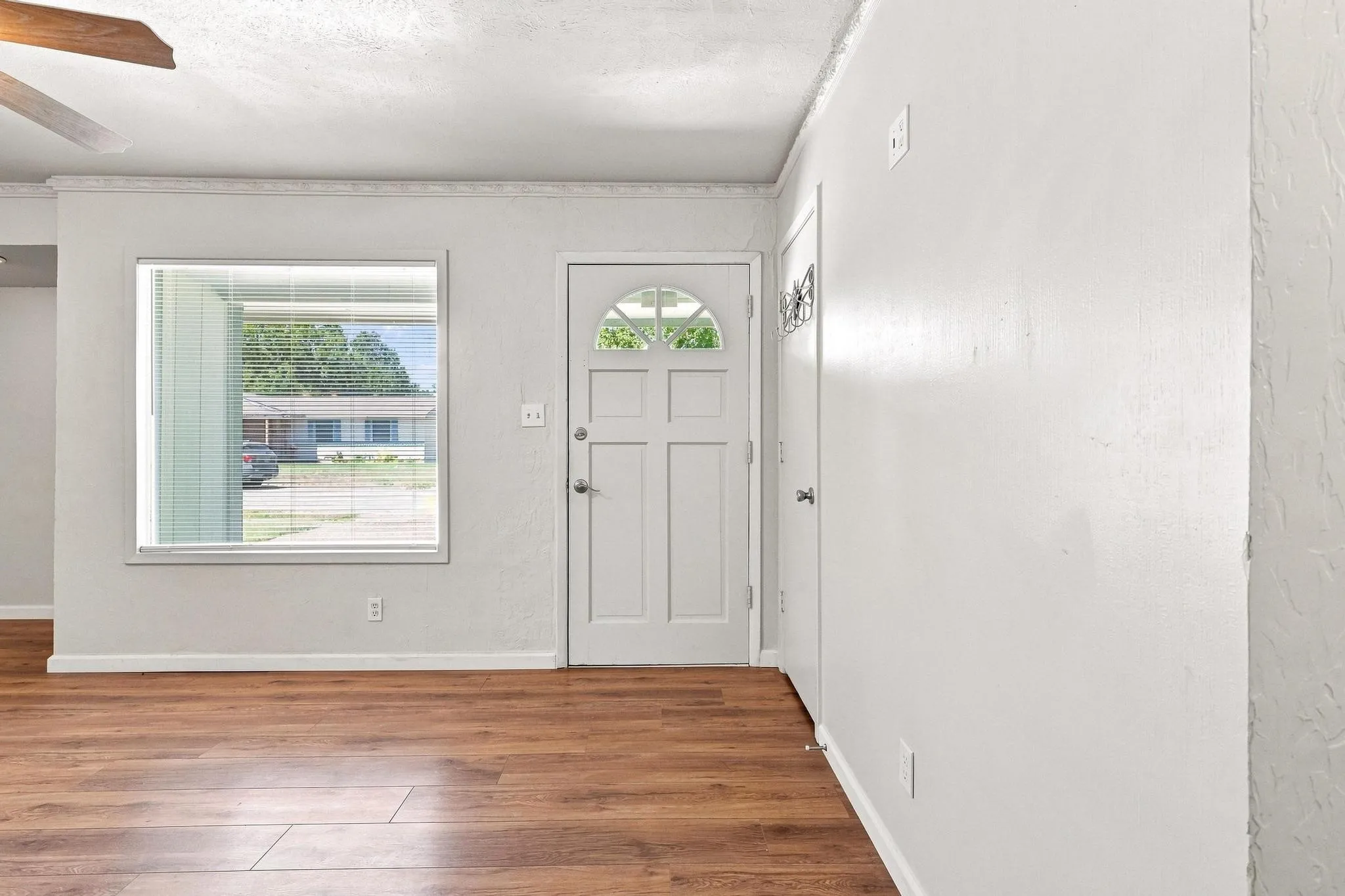 Single Family Residence For Sale in Fannin County , 117 Leslie Street, Bonham, Texas 75418, 3 Bedroom, 2 Bathroom, Garage spaces, 1,728 Sqft, built in 1965, mls#21366852, Real Estate Agent in Bonham, Homes For Sale in Fannin county, Homes For Sale in Bonham, Realtor in Bonham Texas, Real Estate Brokerage Independent Realty Texas, Luminita Cordes Realtor