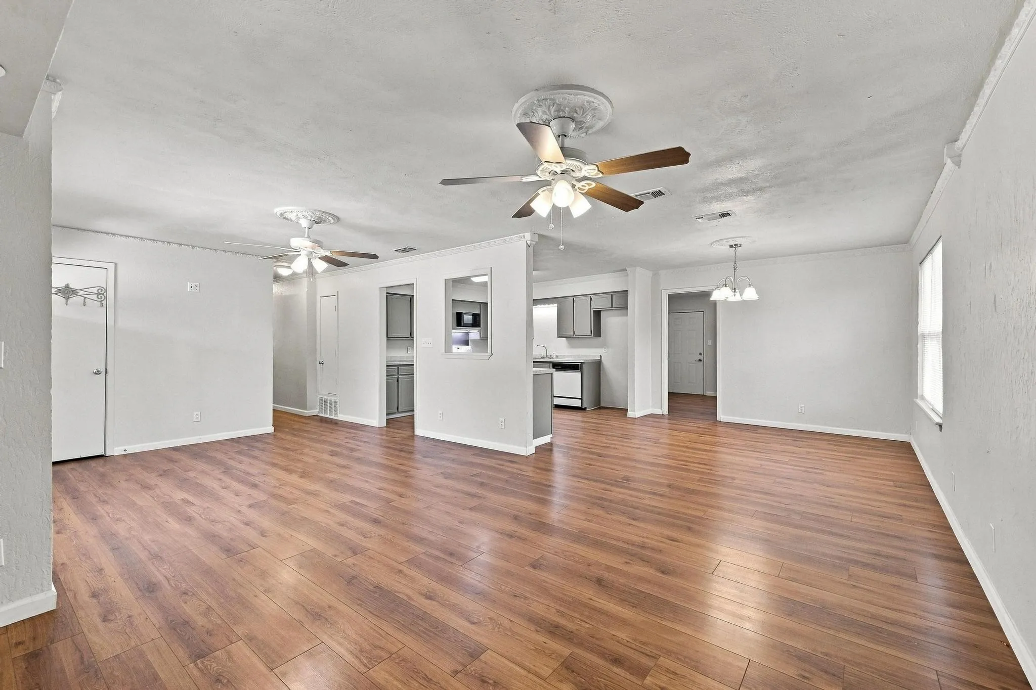 Single Family Residence For Sale in Fannin County , 117 Leslie Street, Bonham, Texas 75418, 3 Bedroom, 2 Bathroom, Garage spaces, 1,728 Sqft, built in 1965, mls#21366852, Real Estate Agent in Bonham, Homes For Sale in Fannin county, Homes For Sale in Bonham, Realtor in Bonham Texas, Real Estate Brokerage Independent Realty Texas, Luminita Cordes Realtor