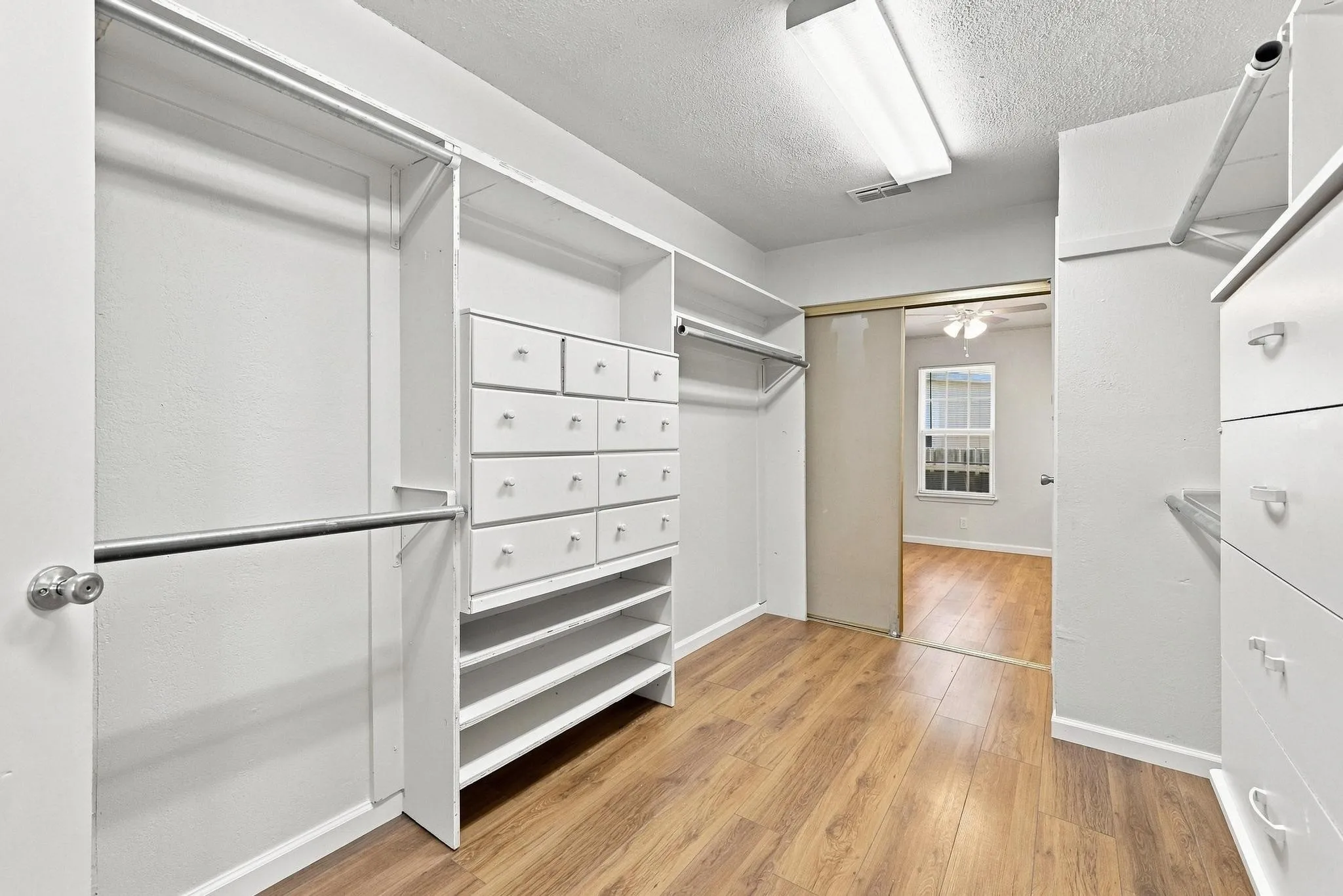 Single Family Residence For Sale in Fannin County , 117 Leslie Street, Bonham, Texas 75418, 3 Bedroom, 2 Bathroom, Garage spaces, 1,728 Sqft, built in 1965, mls#21366852, Real Estate Agent in Bonham, Homes For Sale in Fannin county, Homes For Sale in Bonham, Realtor in Bonham Texas, Real Estate Brokerage Independent Realty Texas, Luminita Cordes Realtor