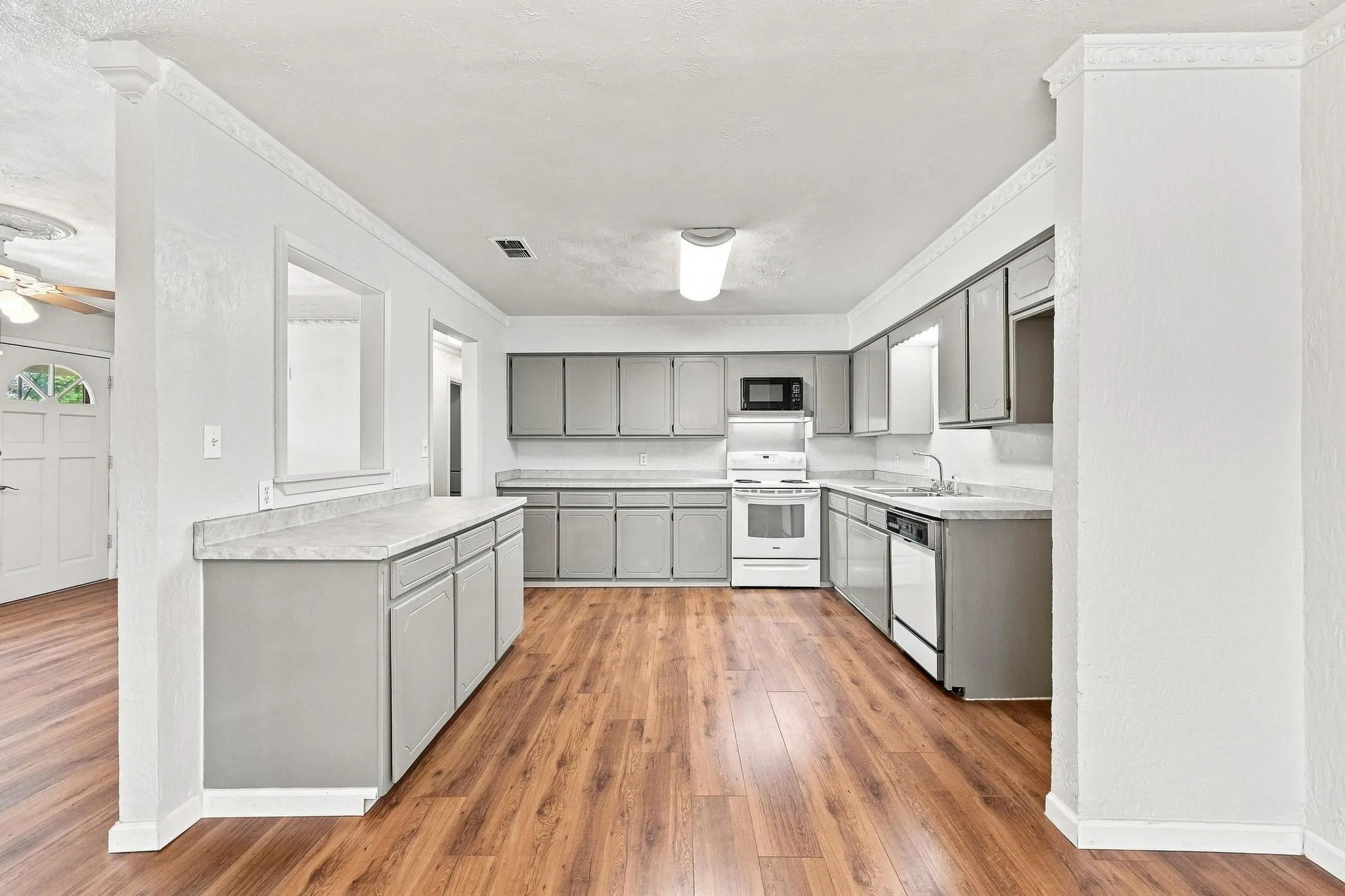 Single Family Residence For Sale in Fannin County , 117 Leslie Street, Bonham, Texas 75418, 3 Bedroom, 2 Bathroom, Garage spaces, 1,728 Sqft, built in 1965, mls#21366852, Real Estate Agent in Bonham, Homes For Sale in Fannin county, Homes For Sale in Bonham, Realtor in Bonham Texas, Real Estate Brokerage Independent Realty Texas, Luminita Cordes Realtor