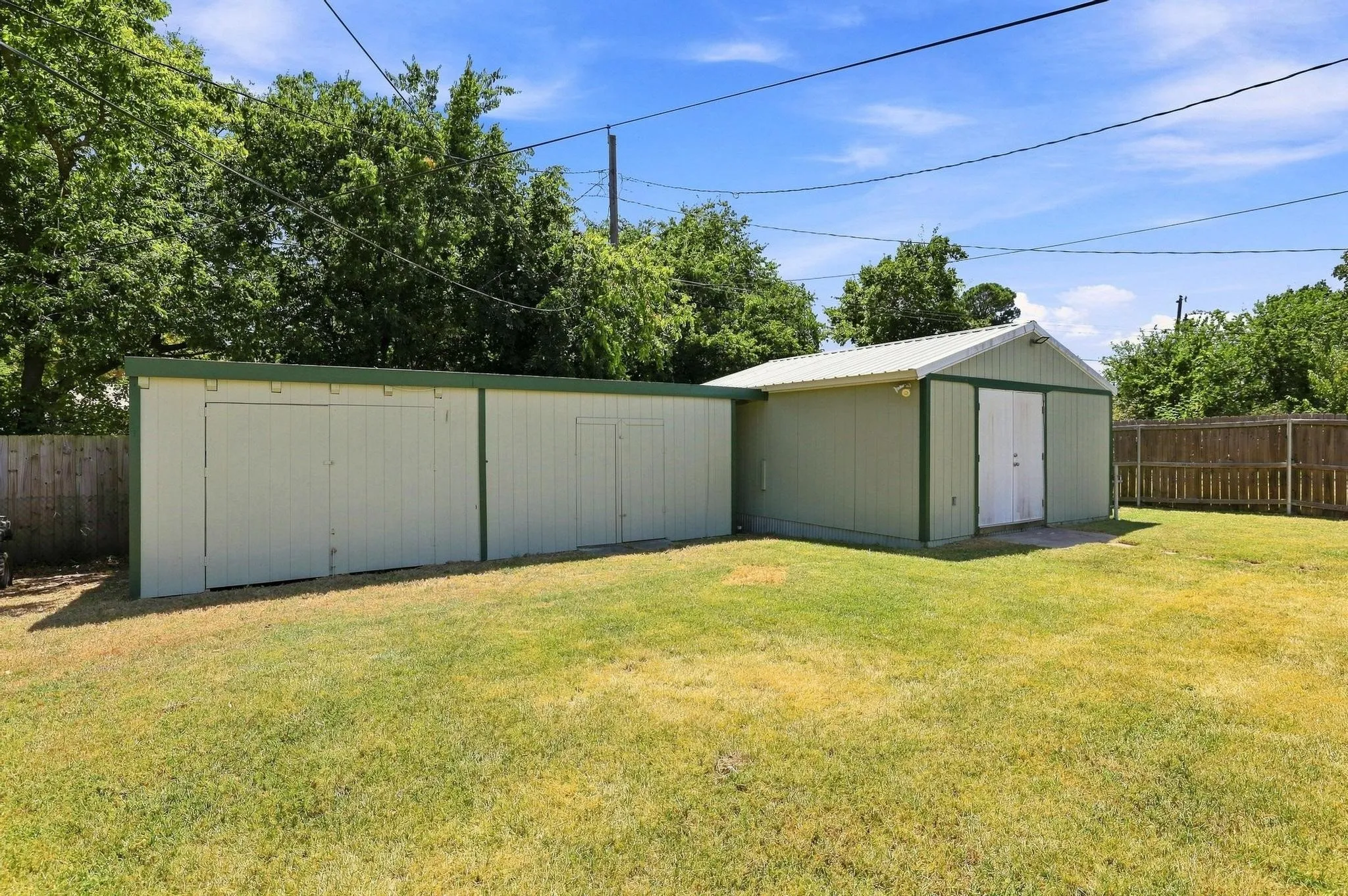 Single Family Residence For Sale in Fannin County , 117 Leslie Street, Bonham, Texas 75418, 3 Bedroom, 2 Bathroom, Garage spaces, 1,728 Sqft, built in 1965, mls#21366852, Real Estate Agent in Bonham, Homes For Sale in Fannin county, Homes For Sale in Bonham, Realtor in Bonham Texas, Real Estate Brokerage Independent Realty Texas, Luminita Cordes Realtor