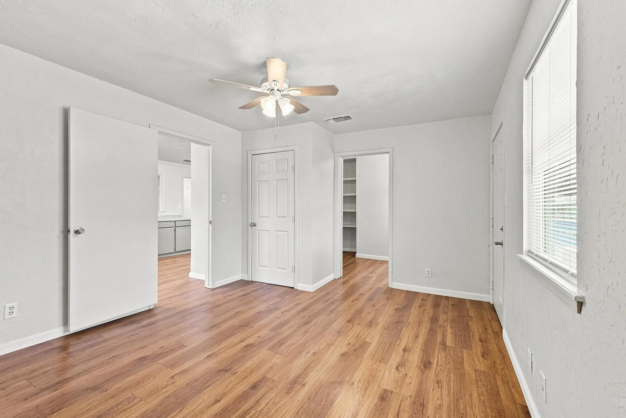 Single Family Residence For Sale in Fannin County , 117 Leslie Street, Bonham, Texas 75418, 3 Bedroom, 2 Bathroom, Garage spaces, 1,728 Sqft, built in 1965, mls#21366852, Real Estate Agent in Bonham, Homes For Sale in Fannin county, Homes For Sale in Bonham, Realtor in Bonham Texas, Real Estate Brokerage Independent Realty Texas, Luminita Cordes Realtor