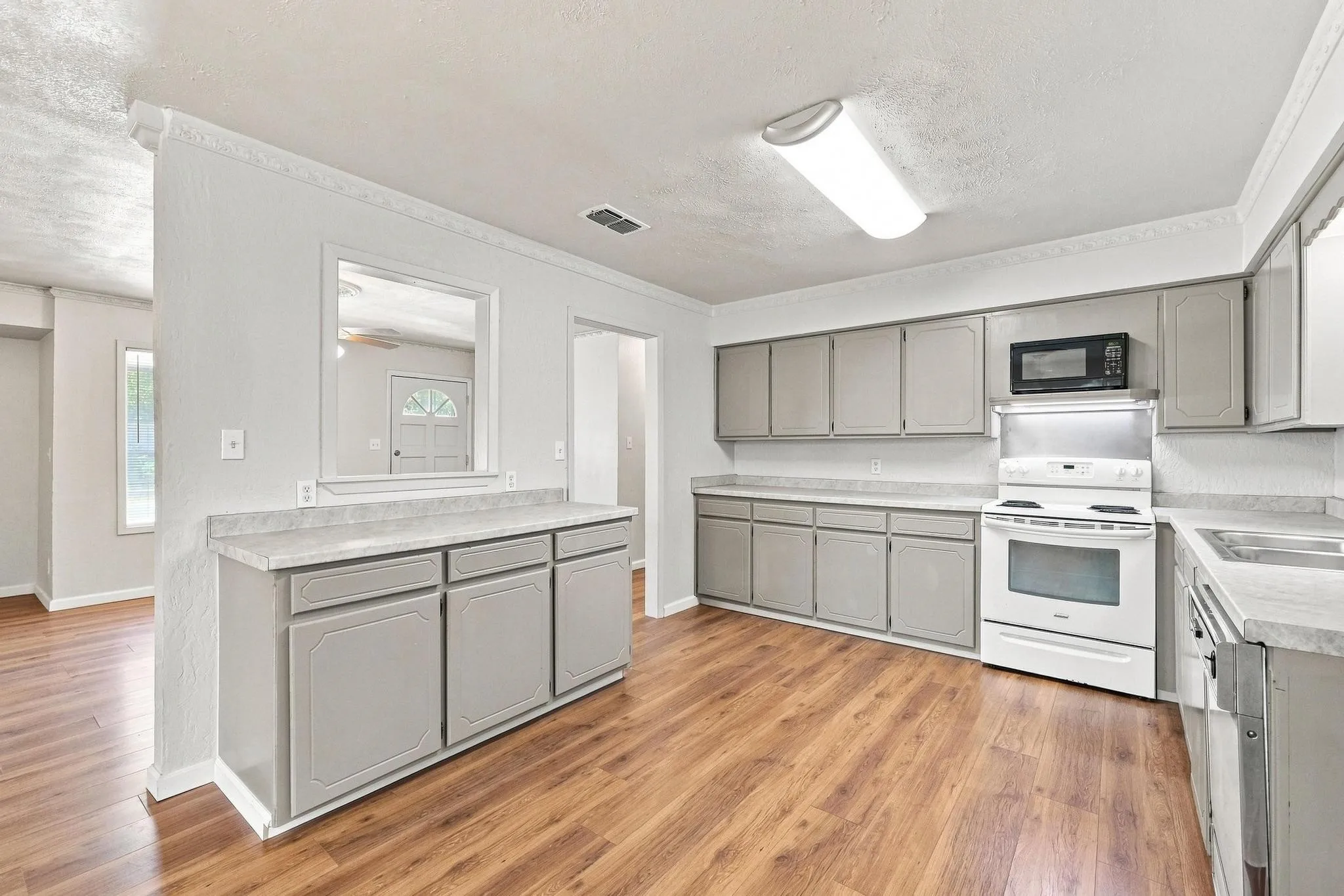 Single Family Residence For Sale in Fannin County , 117 Leslie Street, Bonham, Texas 75418, 3 Bedroom, 2 Bathroom, Garage spaces, 1,728 Sqft, built in 1965, mls#21366852, Real Estate Agent in Bonham, Homes For Sale in Fannin county, Homes For Sale in Bonham, Realtor in Bonham Texas, Real Estate Brokerage Independent Realty Texas, Luminita Cordes Realtor