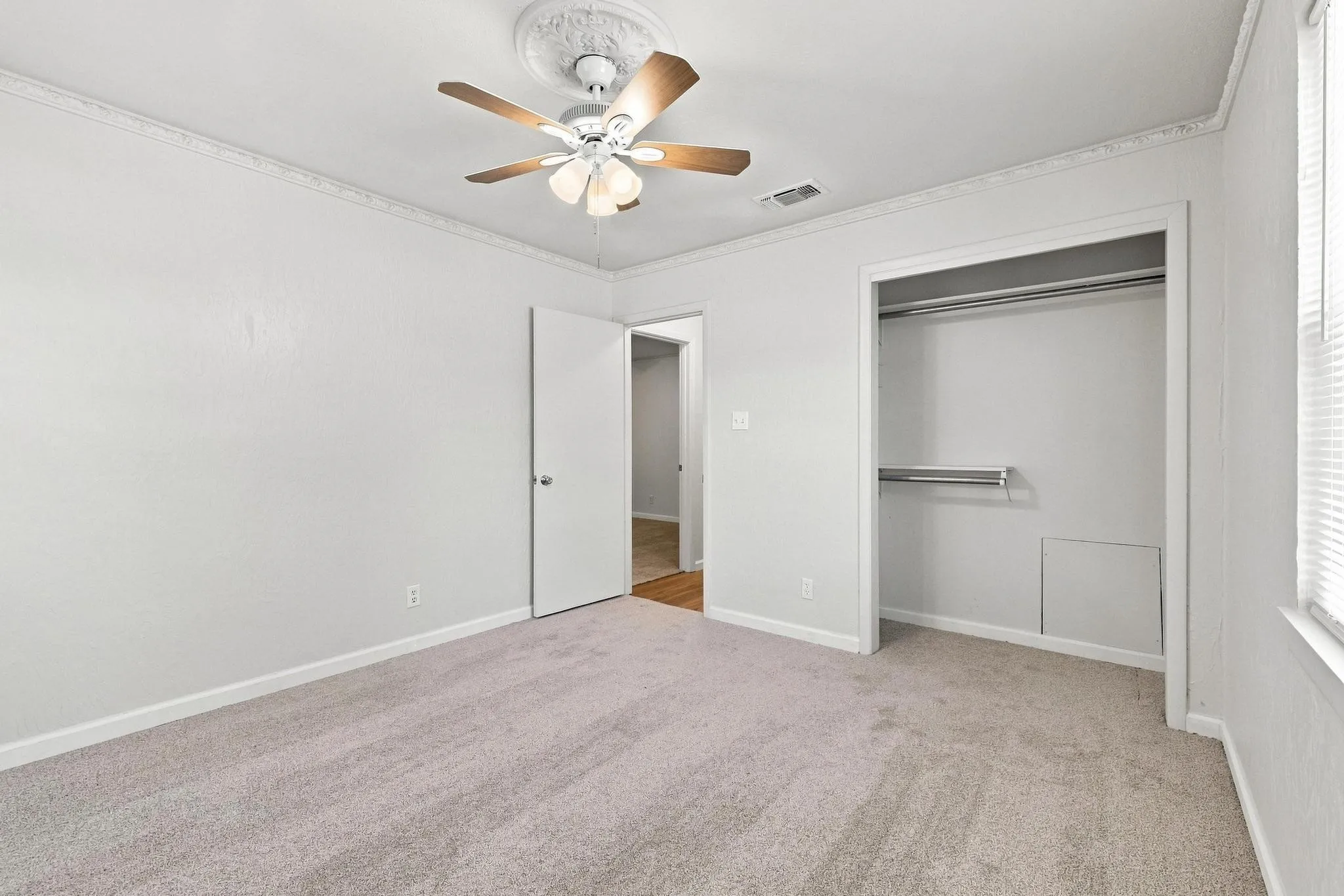 Single Family Residence For Sale in Fannin County , 117 Leslie Street, Bonham, Texas 75418, 3 Bedroom, 2 Bathroom, Garage spaces, 1,728 Sqft, built in 1965, mls#21366852, Real Estate Agent in Bonham, Homes For Sale in Fannin county, Homes For Sale in Bonham, Realtor in Bonham Texas, Real Estate Brokerage Independent Realty Texas, Luminita Cordes Realtor