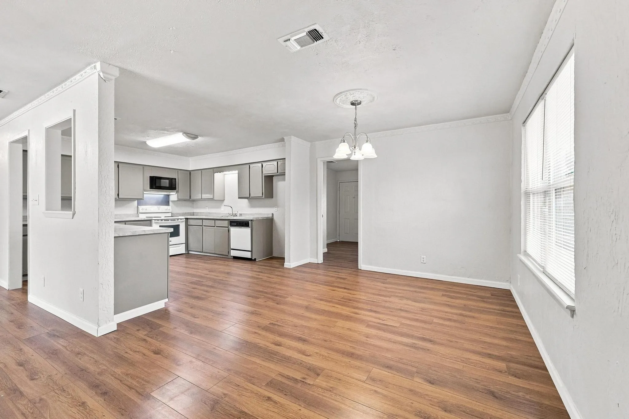 Single Family Residence For Sale in Fannin County , 117 Leslie Street, Bonham, Texas 75418, 3 Bedroom, 2 Bathroom, Garage spaces, 1,728 Sqft, built in 1965, mls#21366852, Real Estate Agent in Bonham, Homes For Sale in Fannin county, Homes For Sale in Bonham, Realtor in Bonham Texas, Real Estate Brokerage Independent Realty Texas, Luminita Cordes Realtor