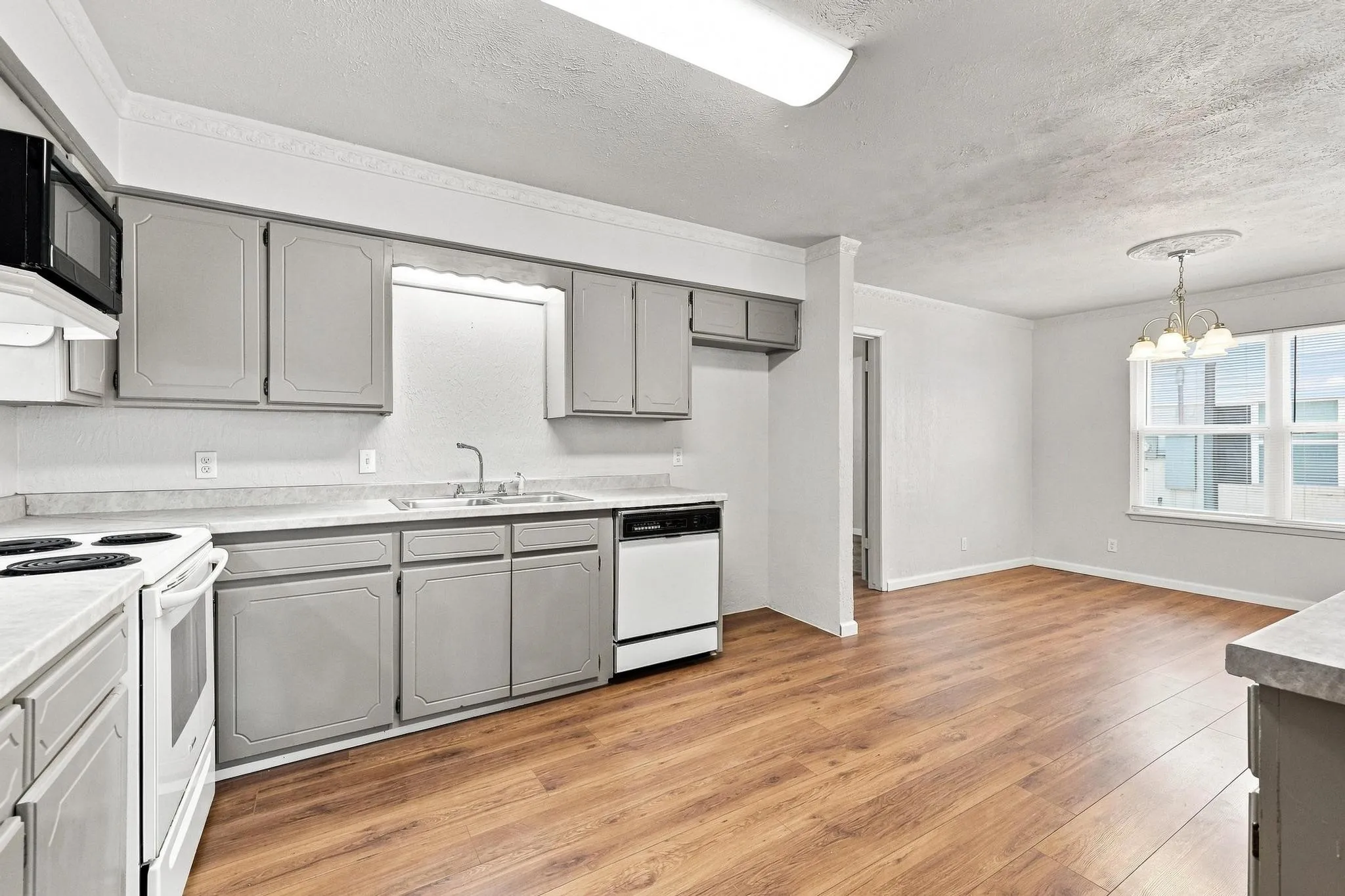 Single Family Residence For Sale in Fannin County , 117 Leslie Street, Bonham, Texas 75418, 3 Bedroom, 2 Bathroom, Garage spaces, 1,728 Sqft, built in 1965, mls#21366852, Real Estate Agent in Bonham, Homes For Sale in Fannin county, Homes For Sale in Bonham, Realtor in Bonham Texas, Real Estate Brokerage Independent Realty Texas, Luminita Cordes Realtor