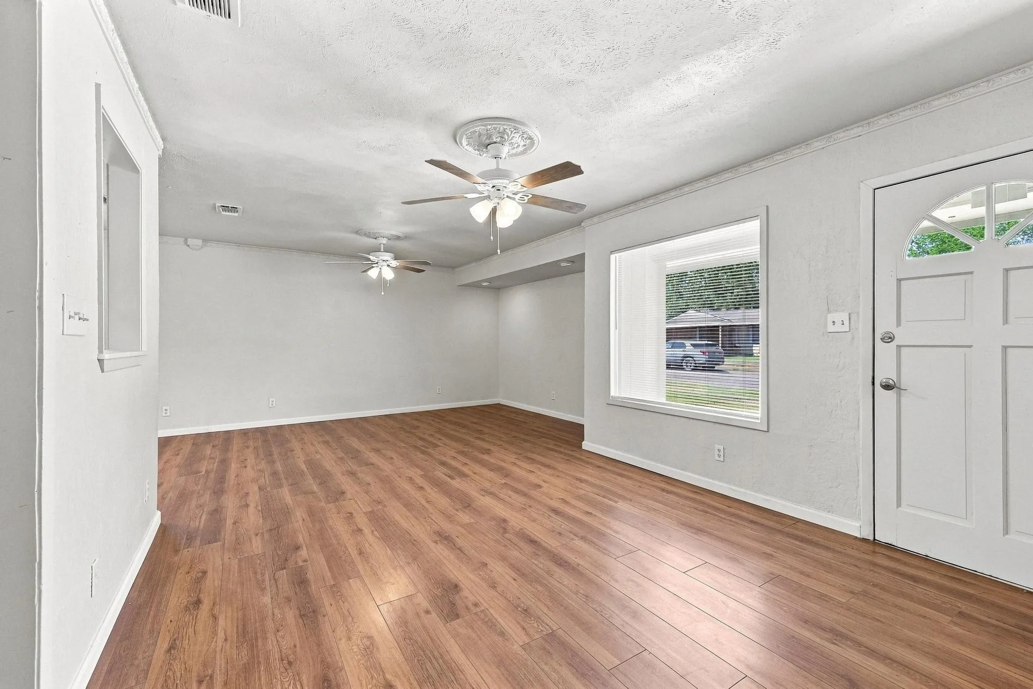 Single Family Residence For Sale in Fannin County , 117 Leslie Street, Bonham, Texas 75418, 3 Bedroom, 2 Bathroom, Garage spaces, 1,728 Sqft, built in 1965, mls#21366852, Real Estate Agent in Bonham, Homes For Sale in Fannin county, Homes For Sale in Bonham, Realtor in Bonham Texas, Real Estate Brokerage Independent Realty Texas, Luminita Cordes Realtor