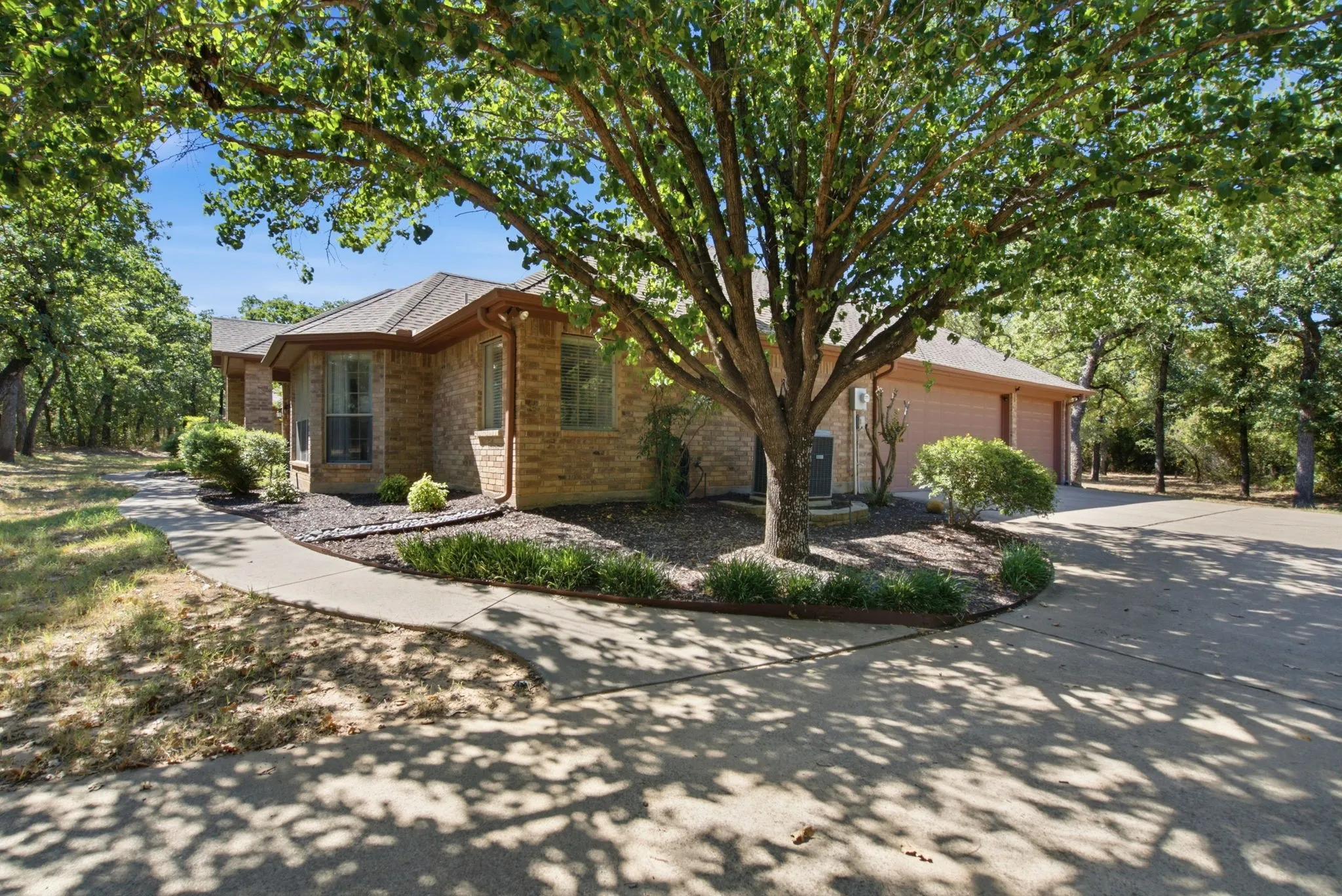 Single Family Residence For Sale in Parker County , 834 Cougar Road, Lipan, Texas 76462, 4 Bedroom, 3 Bathroom, 3 Garage spaces, 2,675 Sqft, built in 2001, mls#21360860, Real Estate Agent in Lipan, Homes For Sale in Parker county, Homes For Sale in Lipan, Realtor in Lipan Texas, Real Estate Brokerage Independent Realty Texas, Luminita Cordes Realtor