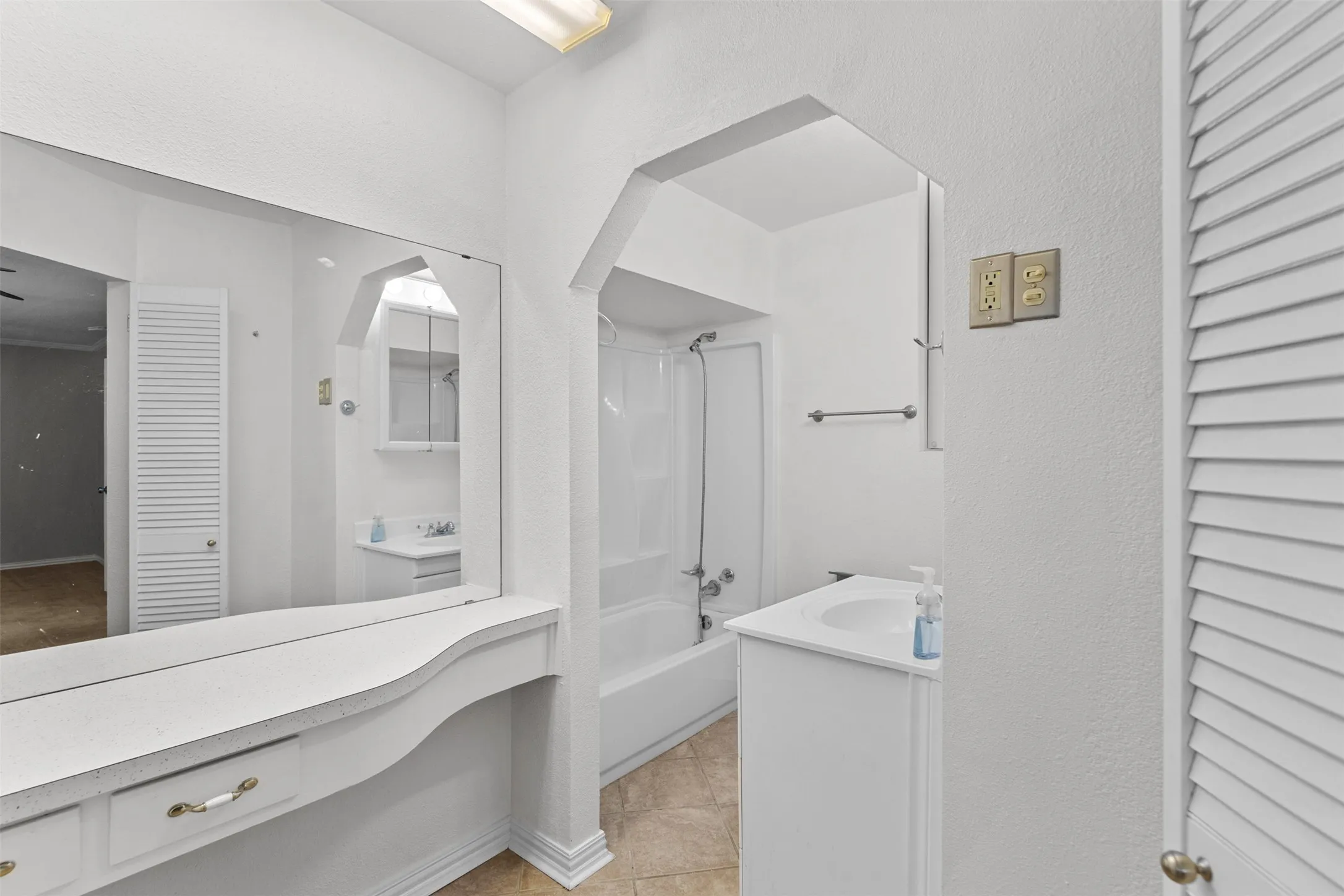 Single Family Residence For Sale in Johnson County , 509 NW Renfro Street, Burleson, Texas 76028, 3 Bedroom, 2 Bathroom, 2 Garage spaces, 1,304 Sqft, built in 1960, mls#21364180, Real Estate Agent in Burleson, Homes For Sale in Johnson county, Homes For Sale in Burleson, Realtor in Burleson Texas, Real Estate Brokerage Independent Realty Texas, Luminita Cordes Realtor