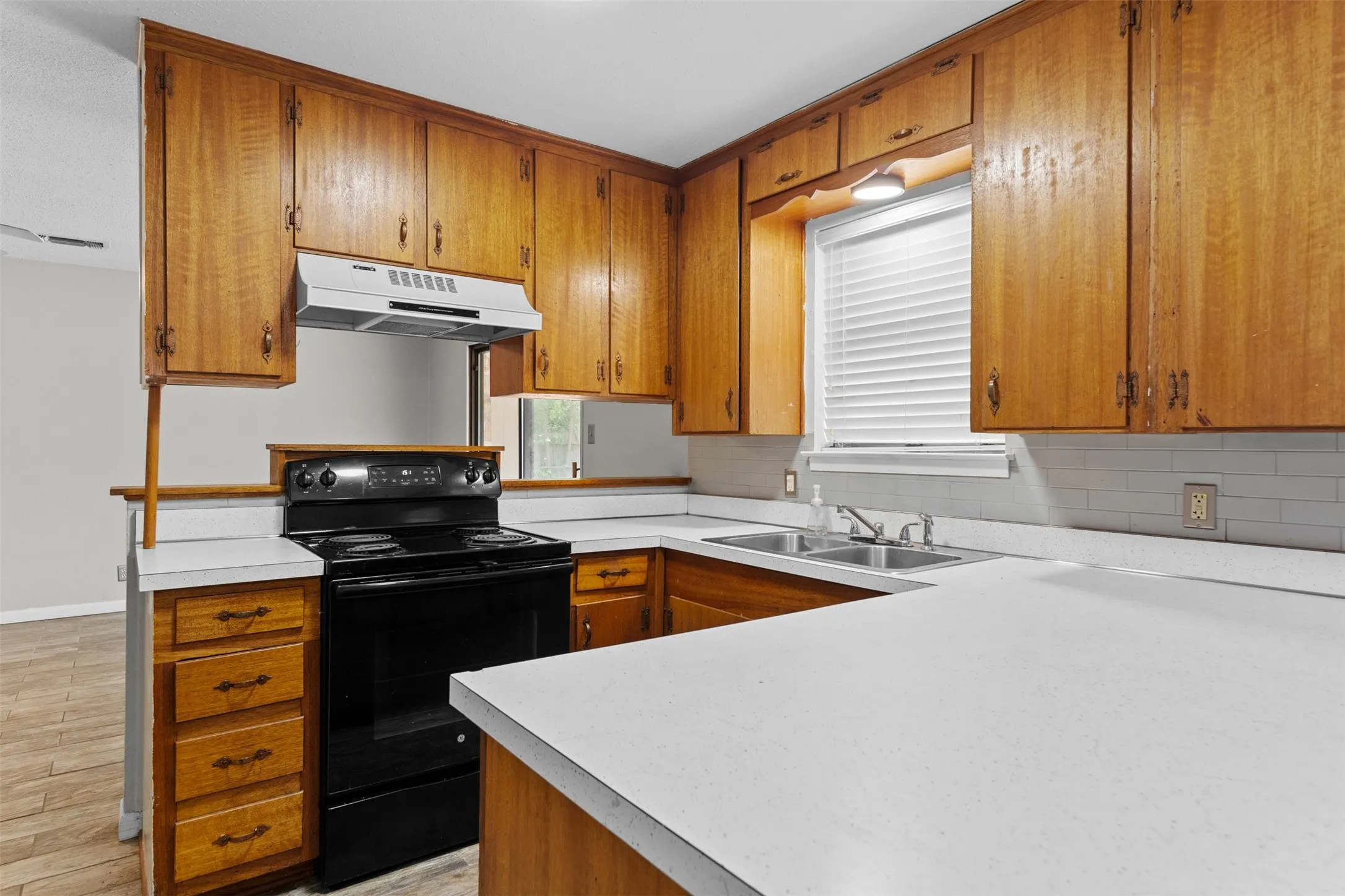 Single Family Residence For Sale in Johnson County , 509 NW Renfro Street, Burleson, Texas 76028, 3 Bedroom, 2 Bathroom, 2 Garage spaces, 1,304 Sqft, built in 1960, mls#21364180, Real Estate Agent in Burleson, Homes For Sale in Johnson county, Homes For Sale in Burleson, Realtor in Burleson Texas, Real Estate Brokerage Independent Realty Texas, Luminita Cordes Realtor