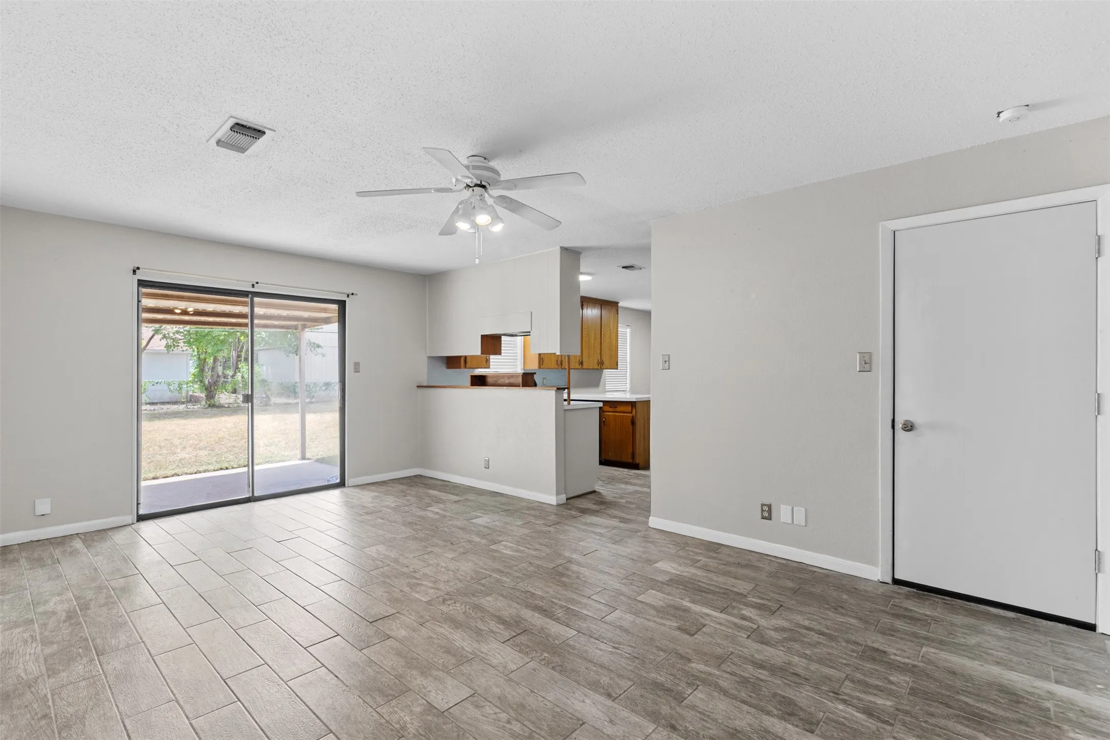 Single Family Residence For Sale in Johnson County , 509 NW Renfro Street, Burleson, Texas 76028, 3 Bedroom, 2 Bathroom, 2 Garage spaces, 1,304 Sqft, built in 1960, mls#21364180, Real Estate Agent in Burleson, Homes For Sale in Johnson county, Homes For Sale in Burleson, Realtor in Burleson Texas, Real Estate Brokerage Independent Realty Texas, Luminita Cordes Realtor