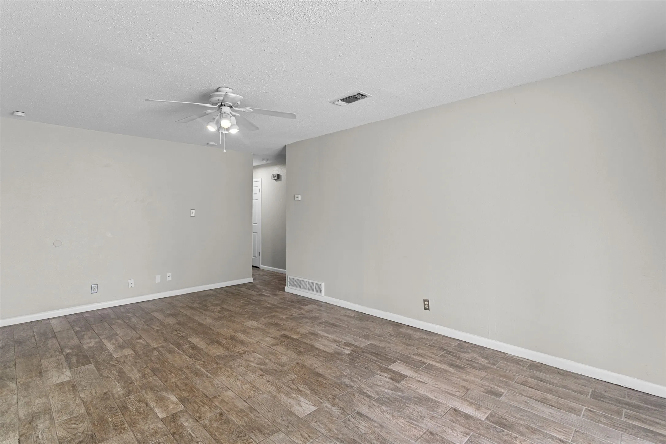 Single Family Residence For Sale in Johnson County , 509 NW Renfro Street, Burleson, Texas 76028, 3 Bedroom, 2 Bathroom, 2 Garage spaces, 1,304 Sqft, built in 1960, mls#21364180, Real Estate Agent in Burleson, Homes For Sale in Johnson county, Homes For Sale in Burleson, Realtor in Burleson Texas, Real Estate Brokerage Independent Realty Texas, Luminita Cordes Realtor