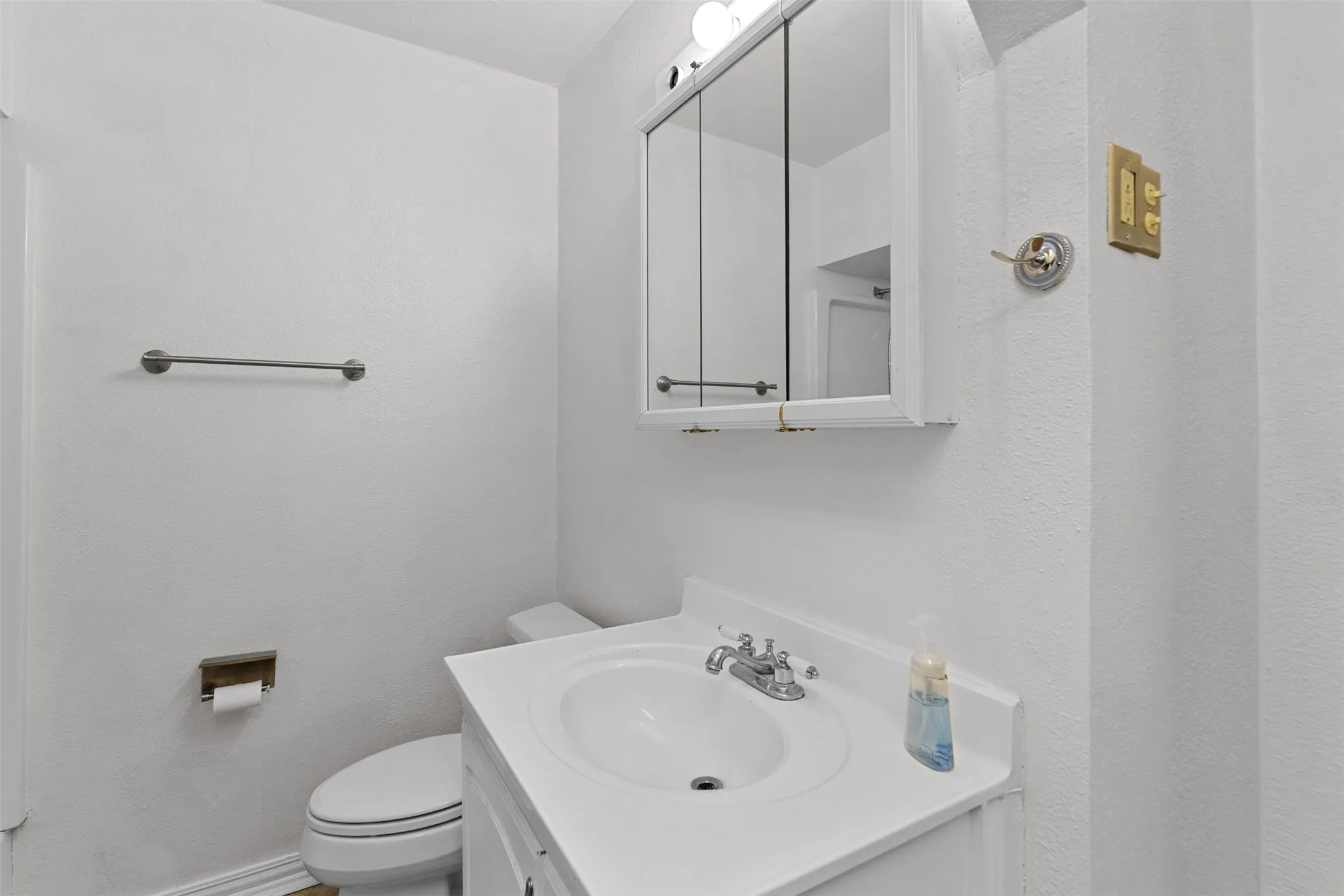 Single Family Residence For Sale in Johnson County , 509 NW Renfro Street, Burleson, Texas 76028, 3 Bedroom, 2 Bathroom, 2 Garage spaces, 1,304 Sqft, built in 1960, mls#21364180, Real Estate Agent in Burleson, Homes For Sale in Johnson county, Homes For Sale in Burleson, Realtor in Burleson Texas, Real Estate Brokerage Independent Realty Texas, Luminita Cordes Realtor