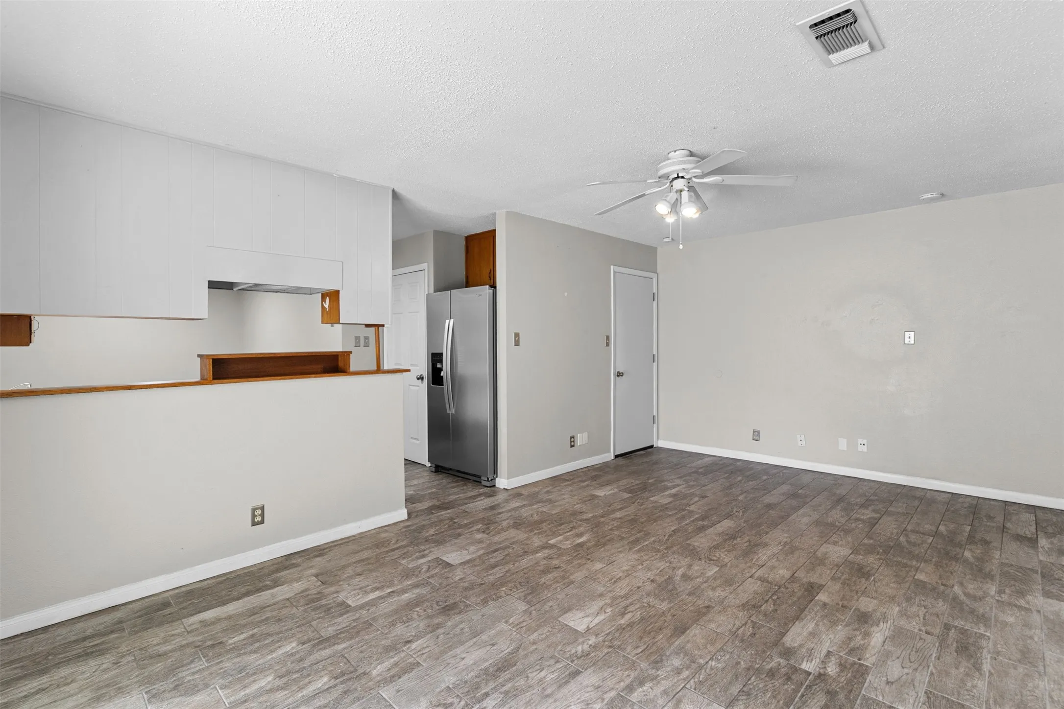 Single Family Residence For Sale in Johnson County , 509 NW Renfro Street, Burleson, Texas 76028, 3 Bedroom, 2 Bathroom, 2 Garage spaces, 1,304 Sqft, built in 1960, mls#21364180, Real Estate Agent in Burleson, Homes For Sale in Johnson county, Homes For Sale in Burleson, Realtor in Burleson Texas, Real Estate Brokerage Independent Realty Texas, Luminita Cordes Realtor