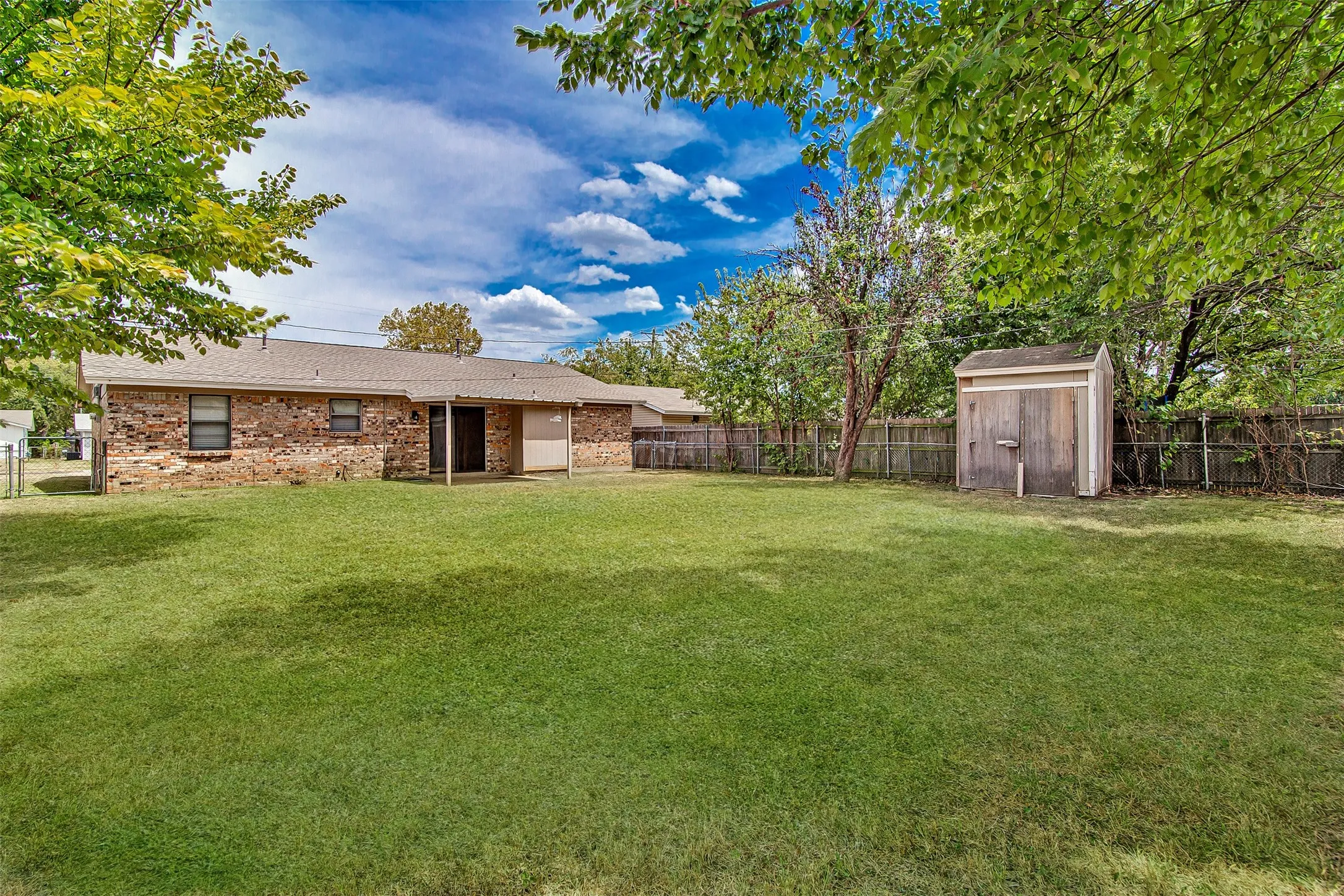 Single Family Residence For Sale in Johnson County , 509 NW Renfro Street, Burleson, Texas 76028, 3 Bedroom, 2 Bathroom, 2 Garage spaces, 1,304 Sqft, built in 1960, mls#21364180, Real Estate Agent in Burleson, Homes For Sale in Johnson county, Homes For Sale in Burleson, Realtor in Burleson Texas, Real Estate Brokerage Independent Realty Texas, Luminita Cordes Realtor