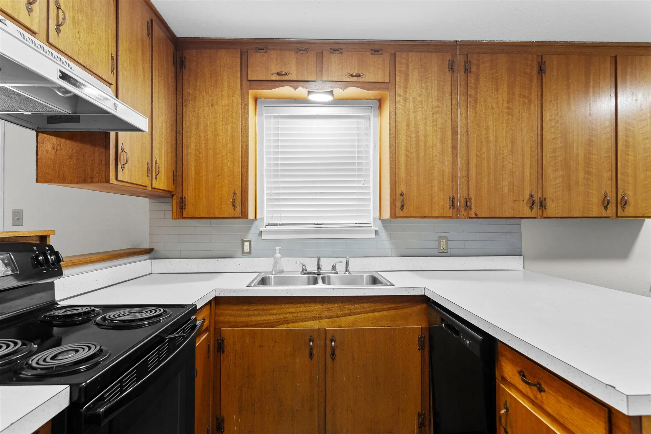 Single Family Residence For Sale in Johnson County , 509 NW Renfro Street, Burleson, Texas 76028, 3 Bedroom, 2 Bathroom, 2 Garage spaces, 1,304 Sqft, built in 1960, mls#21364180, Real Estate Agent in Burleson, Homes For Sale in Johnson county, Homes For Sale in Burleson, Realtor in Burleson Texas, Real Estate Brokerage Independent Realty Texas, Luminita Cordes Realtor