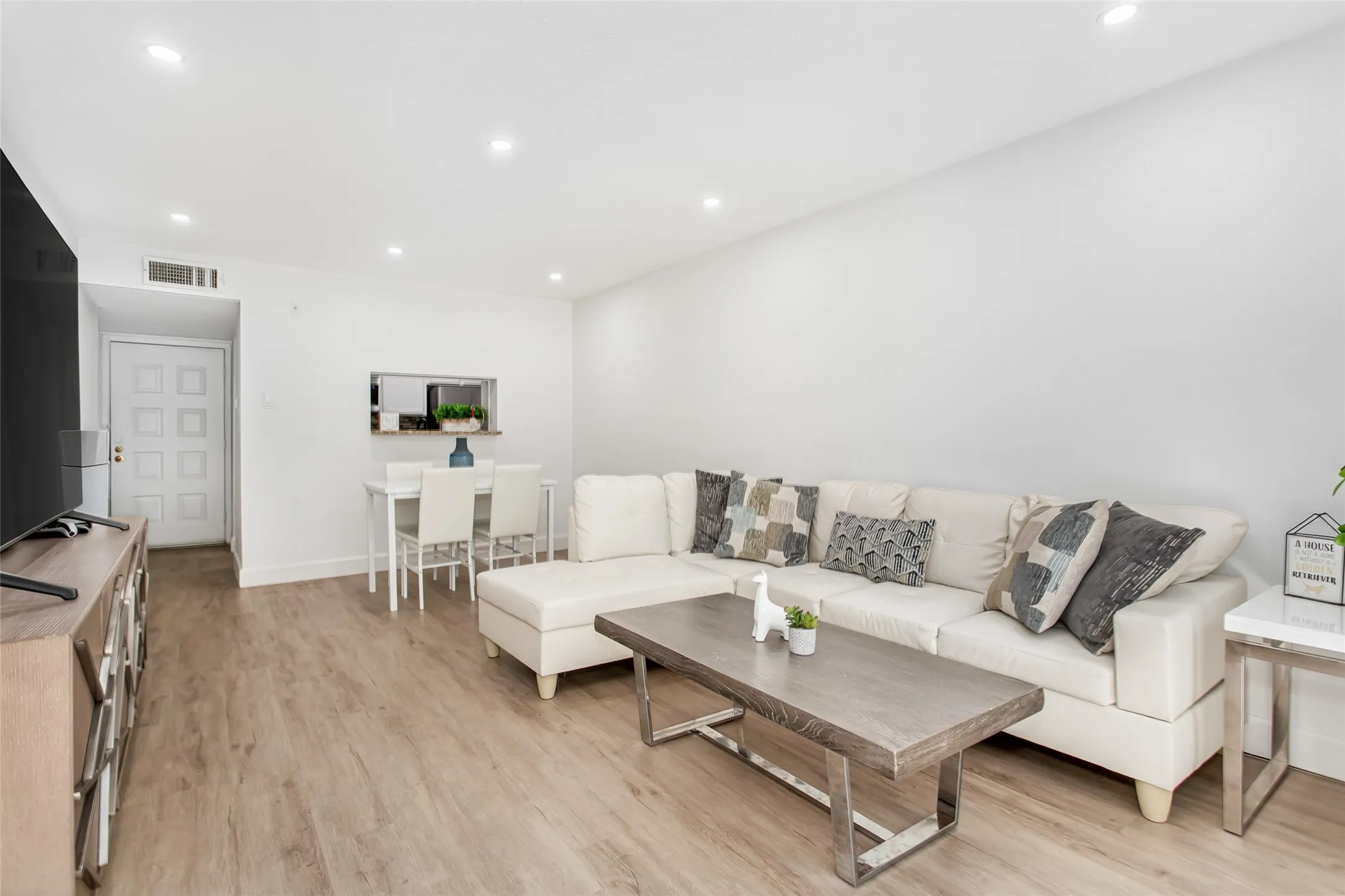 Condominium For Rent in Dallas County , 4541 N O Connor Road 2243, Irving, Texas 75062, 3 Bedroom, 2 Bathroom, Garage spaces, 1,357 Sqft, built in 1975, mls#21366860, Real Estate Agent in Irving, Homes For Rent in Dallas county, Homes For Rent in Irving, Realtor in Irving Texas, Real Estate Brokerage Independent Realty Texas, Luminita Cordes Realtor