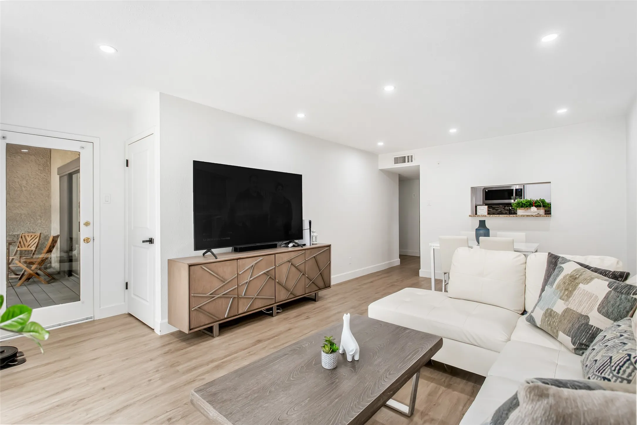 Condominium For Rent in Dallas County , 4541 N O Connor Road 2243, Irving, Texas 75062, 3 Bedroom, 2 Bathroom, Garage spaces, 1,357 Sqft, built in 1975, mls#21366860, Real Estate Agent in Irving, Homes For Rent in Dallas county, Homes For Rent in Irving, Realtor in Irving Texas, Real Estate Brokerage Independent Realty Texas, Luminita Cordes Realtor