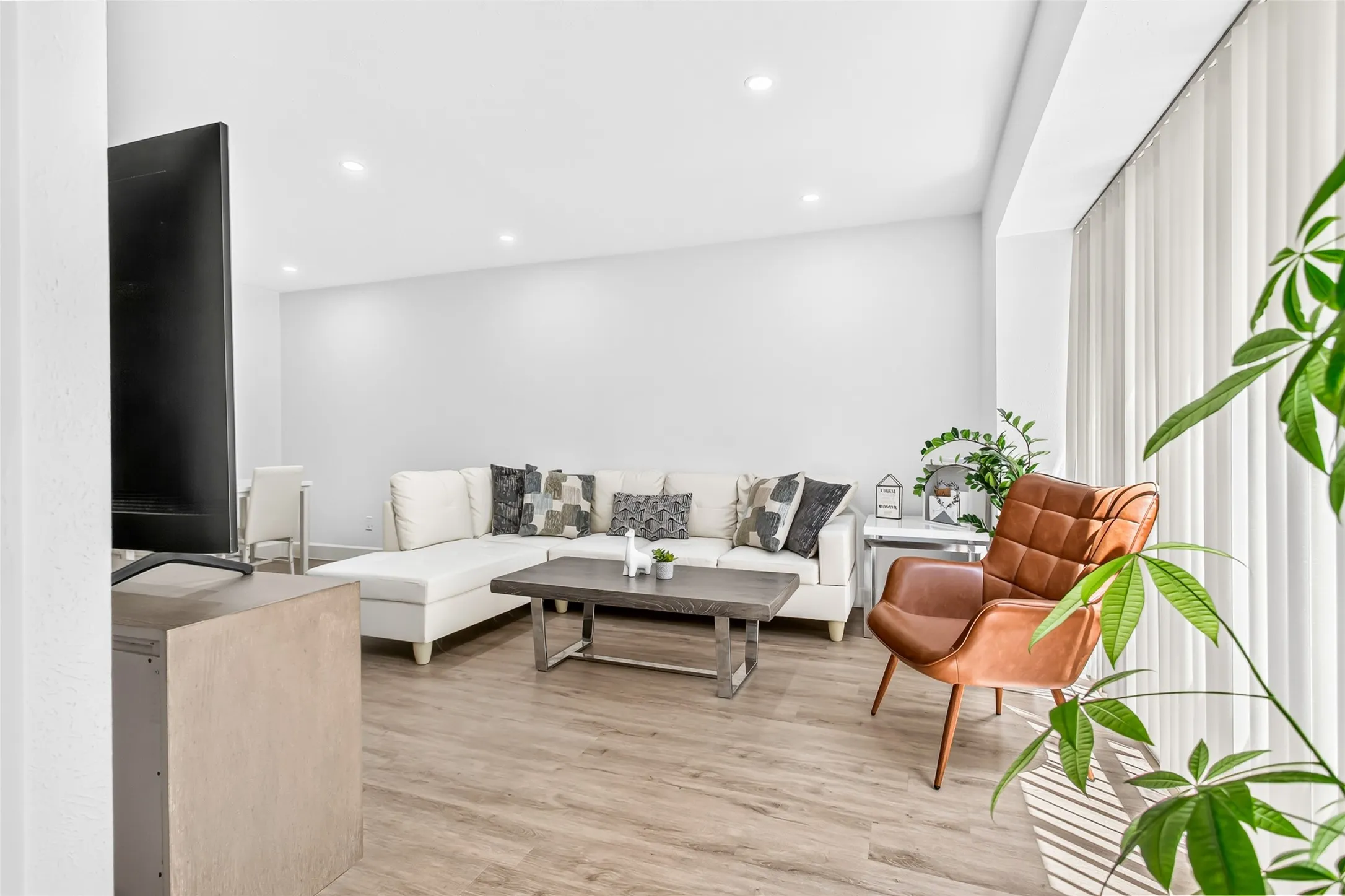 Condominium For Rent in Dallas County , 4541 N O Connor Road 2243, Irving, Texas 75062, 3 Bedroom, 2 Bathroom, Garage spaces, 1,357 Sqft, built in 1975, mls#21366860, Real Estate Agent in Irving, Homes For Rent in Dallas county, Homes For Rent in Irving, Realtor in Irving Texas, Real Estate Brokerage Independent Realty Texas, Luminita Cordes Realtor