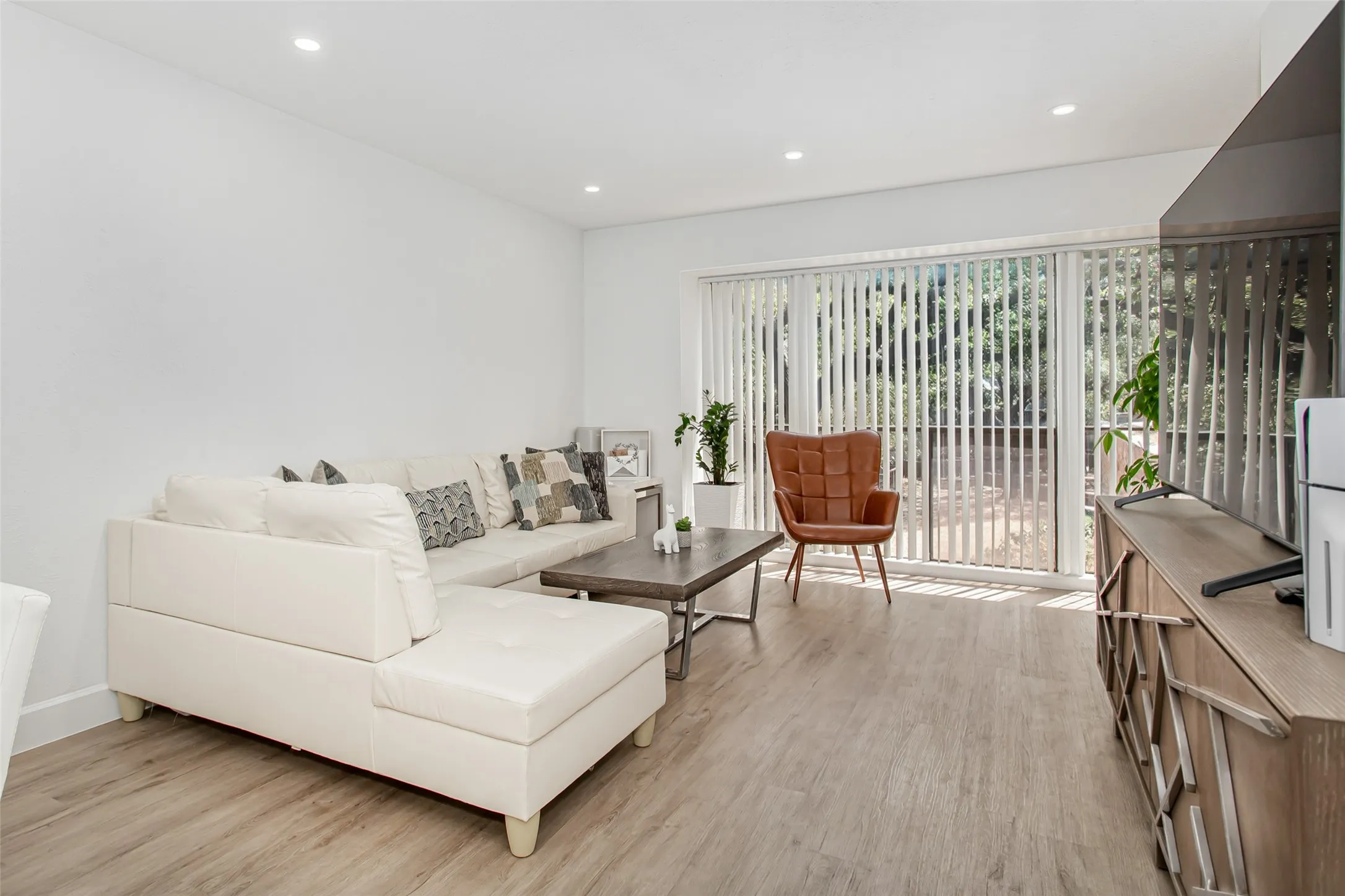 Condominium For Rent in Dallas County , 4541 N O Connor Road 2243, Irving, Texas 75062, 3 Bedroom, 2 Bathroom, Garage spaces, 1,357 Sqft, built in 1975, mls#21366860, Real Estate Agent in Irving, Homes For Rent in Dallas county, Homes For Rent in Irving, Realtor in Irving Texas, Real Estate Brokerage Independent Realty Texas, Luminita Cordes Realtor