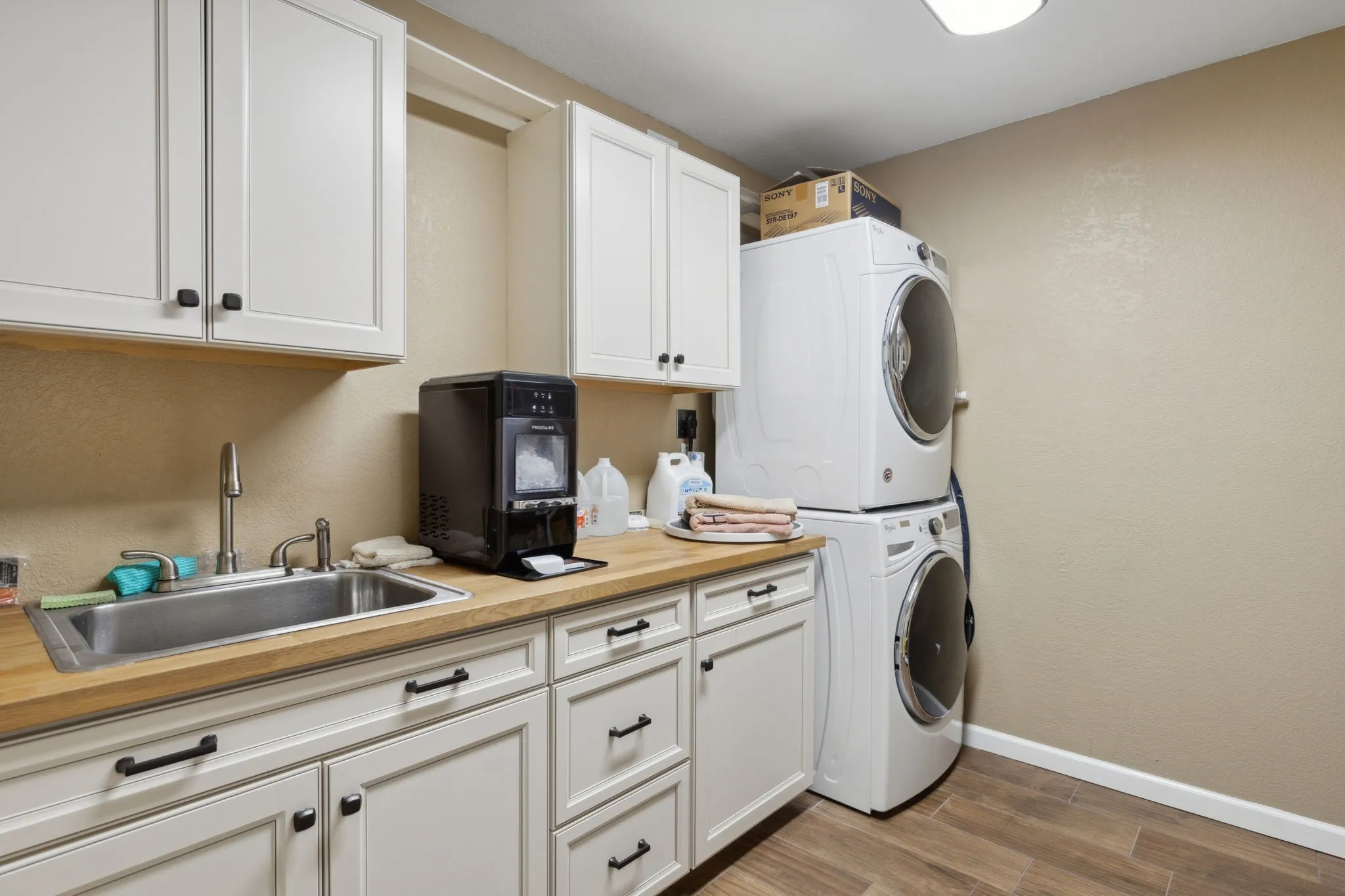 Single Family Residence For Sale in Tarrant County , 771 Aviator Drive, Fort Worth, Texas 76179, 2 Bedroom, 3 Bathroom, 1 Garage spaces, 6,375 Sqft, built in 2012, mls#21366870, Real Estate Agent in Fort Worth, Homes For Sale in Tarrant county, Homes For Sale in Fort Worth, Realtor in Fort Worth Texas, Real Estate Brokerage Independent Realty Texas, Luminita Cordes Realtor