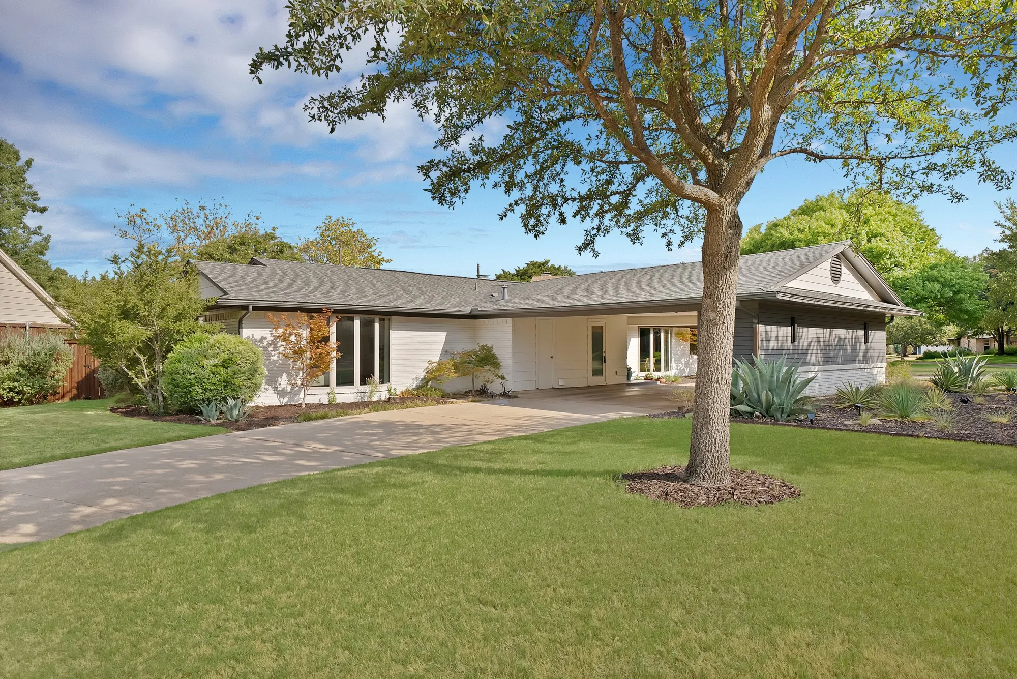 Single Family Residence For Sale in Dallas County , 9555 Vinewood Drive, Dallas, Texas 75228, 4 Bedroom, 2 Bathroom, Garage spaces, 2,024 Sqft, built in 1963, mls#21365920, Real Estate Agent in Dallas, Homes For Sale in Dallas county, Homes For Sale in Dallas, Realtor in Dallas Texas, Real Estate Brokerage Independent Realty Texas, Luminita Cordes Realtor
