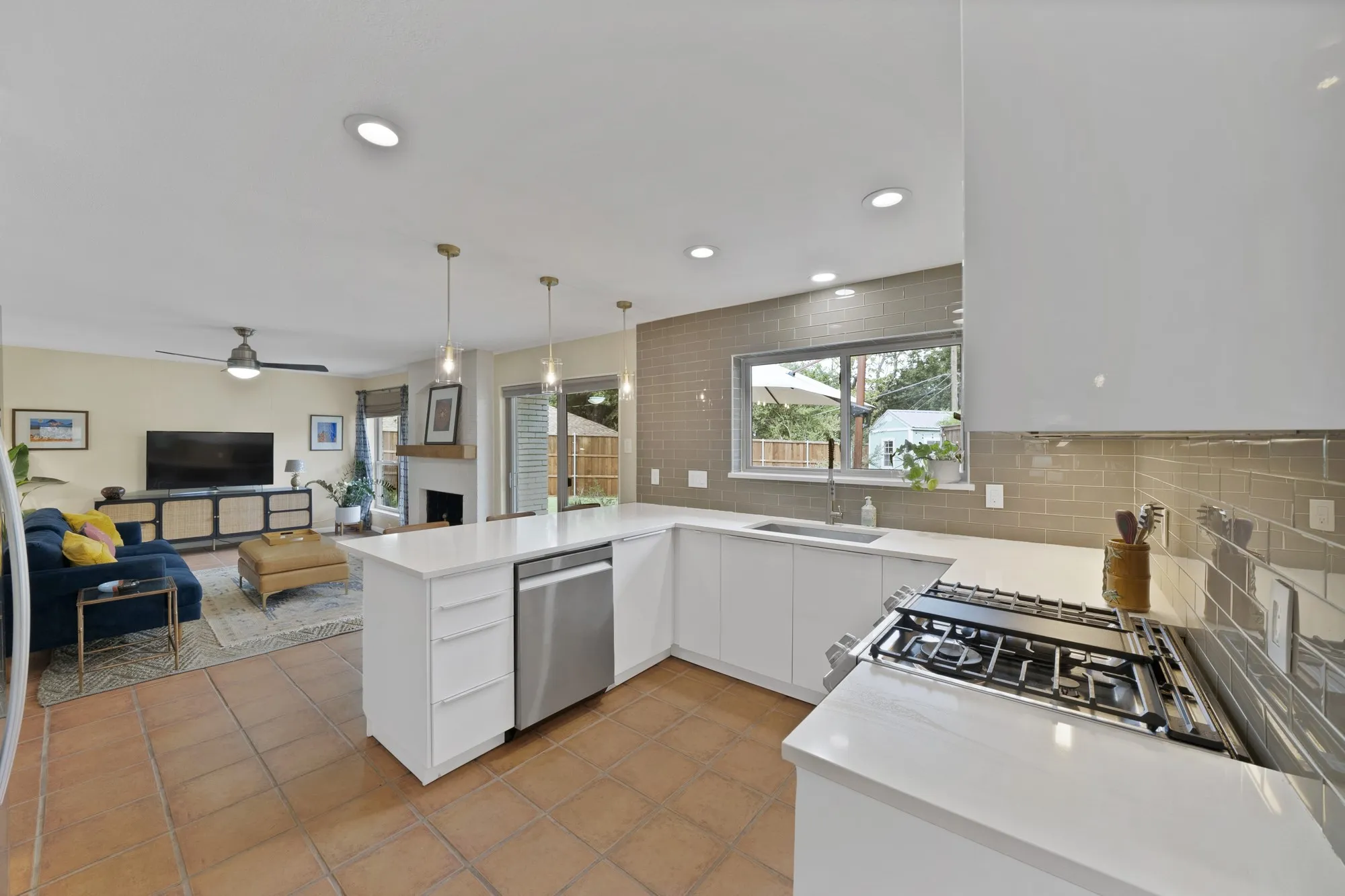 Single Family Residence For Sale in Dallas County , 9555 Vinewood Drive, Dallas, Texas 75228, 4 Bedroom, 2 Bathroom, Garage spaces, 2,024 Sqft, built in 1963, mls#21365920, Real Estate Agent in Dallas, Homes For Sale in Dallas county, Homes For Sale in Dallas, Realtor in Dallas Texas, Real Estate Brokerage Independent Realty Texas, Luminita Cordes Realtor