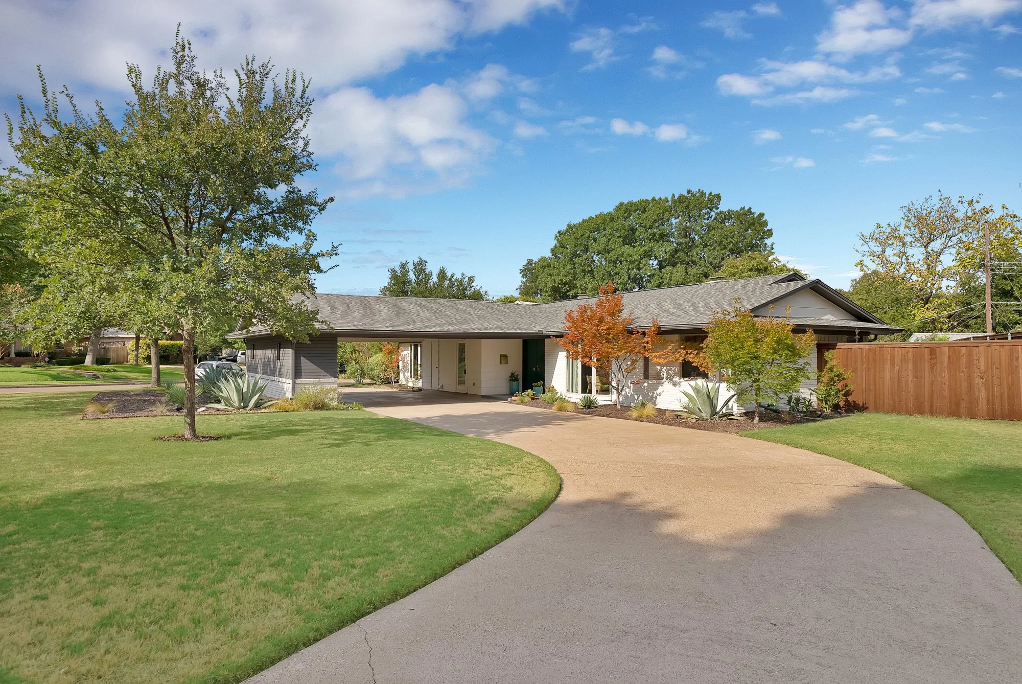 Single Family Residence For Sale in Dallas County , 9555 Vinewood Drive, Dallas, Texas 75228, 4 Bedroom, 2 Bathroom, Garage spaces, 2,024 Sqft, built in 1963, mls#21365920, Real Estate Agent in Dallas, Homes For Sale in Dallas county, Homes For Sale in Dallas, Realtor in Dallas Texas, Real Estate Brokerage Independent Realty Texas, Luminita Cordes Realtor
