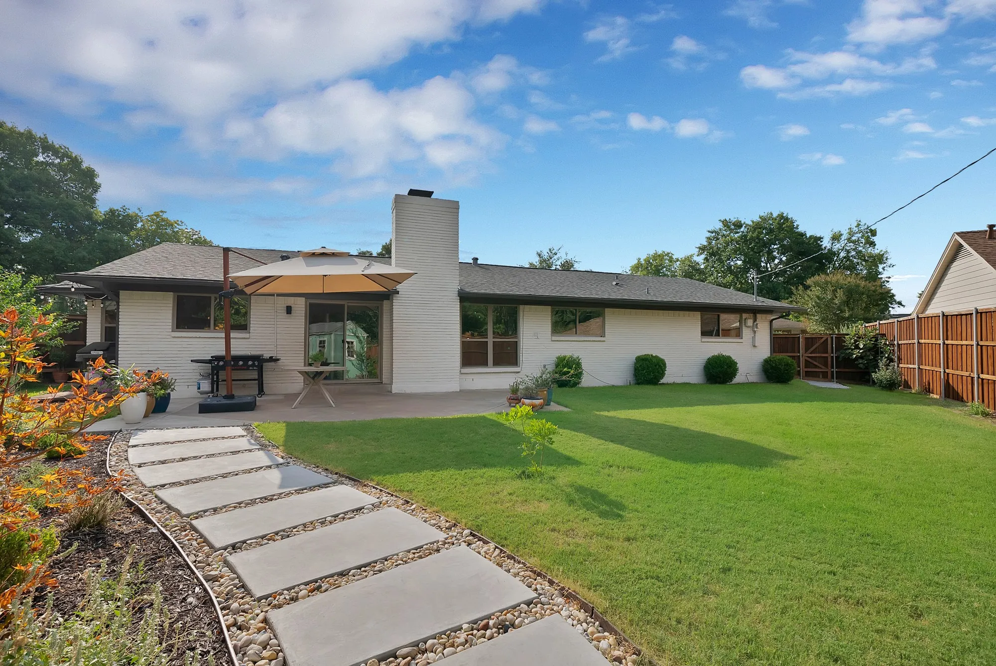 Single Family Residence For Sale in Dallas County , 9555 Vinewood Drive, Dallas, Texas 75228, 4 Bedroom, 2 Bathroom, Garage spaces, 2,024 Sqft, built in 1963, mls#21365920, Real Estate Agent in Dallas, Homes For Sale in Dallas county, Homes For Sale in Dallas, Realtor in Dallas Texas, Real Estate Brokerage Independent Realty Texas, Luminita Cordes Realtor