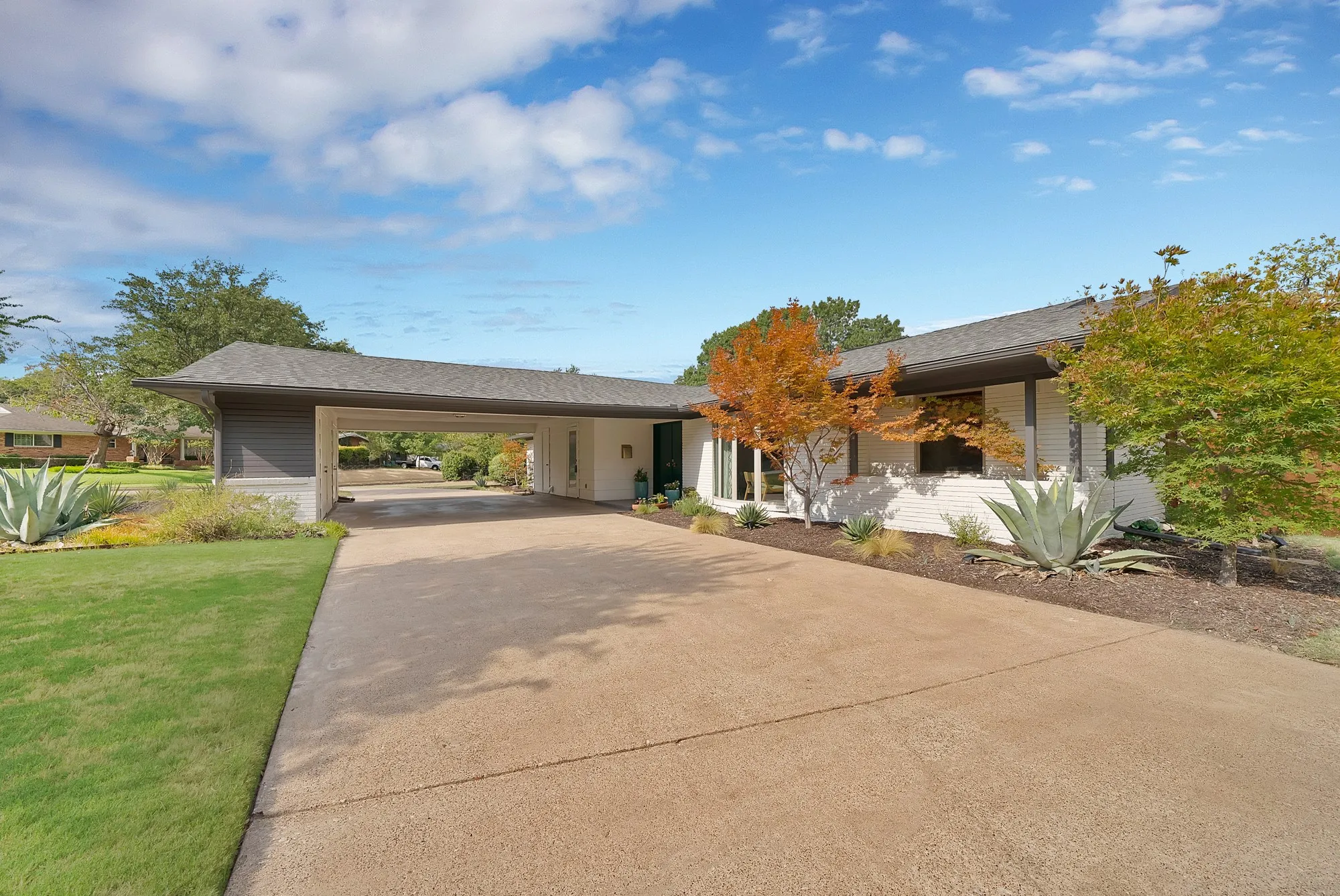 Single Family Residence For Sale in Dallas County , 9555 Vinewood Drive, Dallas, Texas 75228, 4 Bedroom, 2 Bathroom, Garage spaces, 2,024 Sqft, built in 1963, mls#21365920, Real Estate Agent in Dallas, Homes For Sale in Dallas county, Homes For Sale in Dallas, Realtor in Dallas Texas, Real Estate Brokerage Independent Realty Texas, Luminita Cordes Realtor