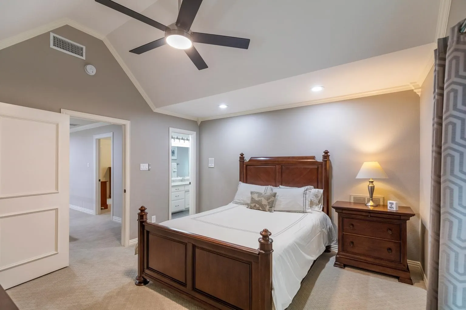 Single Family Residence For Sale in Tarrant County , 215 Bent Creek Court, Southlake, Texas 76092, 5 Bedroom, 7 Bathroom, 5 Garage spaces, 5,808 Sqft, built in 1994, mls#21366871, Real Estate Agent in Southlake, Homes For Sale in Tarrant county, Homes For Sale in Southlake, Realtor in Southlake Texas, Real Estate Brokerage Independent Realty Texas, Luminita Cordes Realtor
