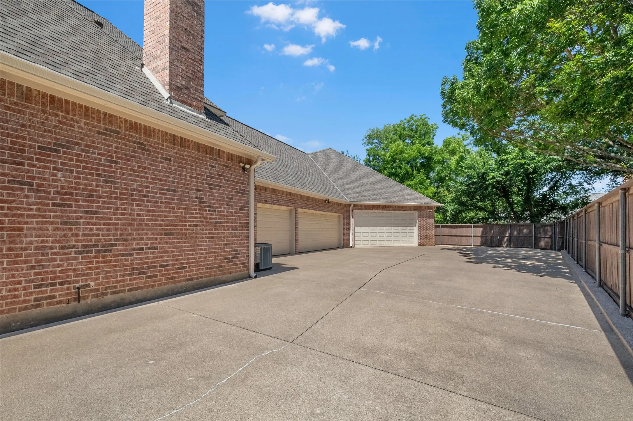 Single Family Residence For Sale in Tarrant County , 215 Bent Creek Court, Southlake, Texas 76092, 5 Bedroom, 7 Bathroom, 5 Garage spaces, 5,808 Sqft, built in 1994, mls#21366871, Real Estate Agent in Southlake, Homes For Sale in Tarrant county, Homes For Sale in Southlake, Realtor in Southlake Texas, Real Estate Brokerage Independent Realty Texas, Luminita Cordes Realtor