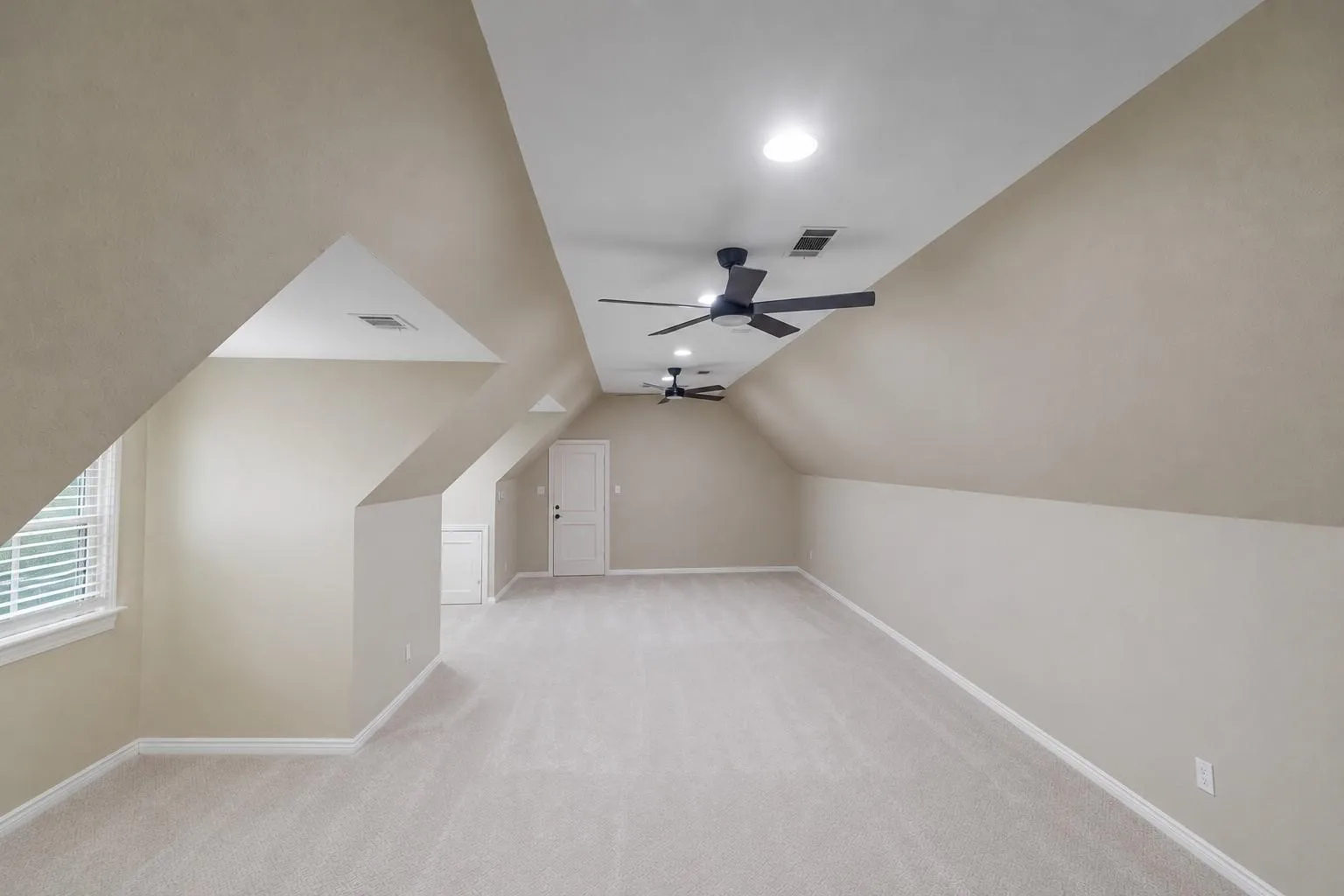 Single Family Residence For Sale in Tarrant County , 215 Bent Creek Court, Southlake, Texas 76092, 5 Bedroom, 7 Bathroom, 5 Garage spaces, 5,808 Sqft, built in 1994, mls#21366871, Real Estate Agent in Southlake, Homes For Sale in Tarrant county, Homes For Sale in Southlake, Realtor in Southlake Texas, Real Estate Brokerage Independent Realty Texas, Luminita Cordes Realtor