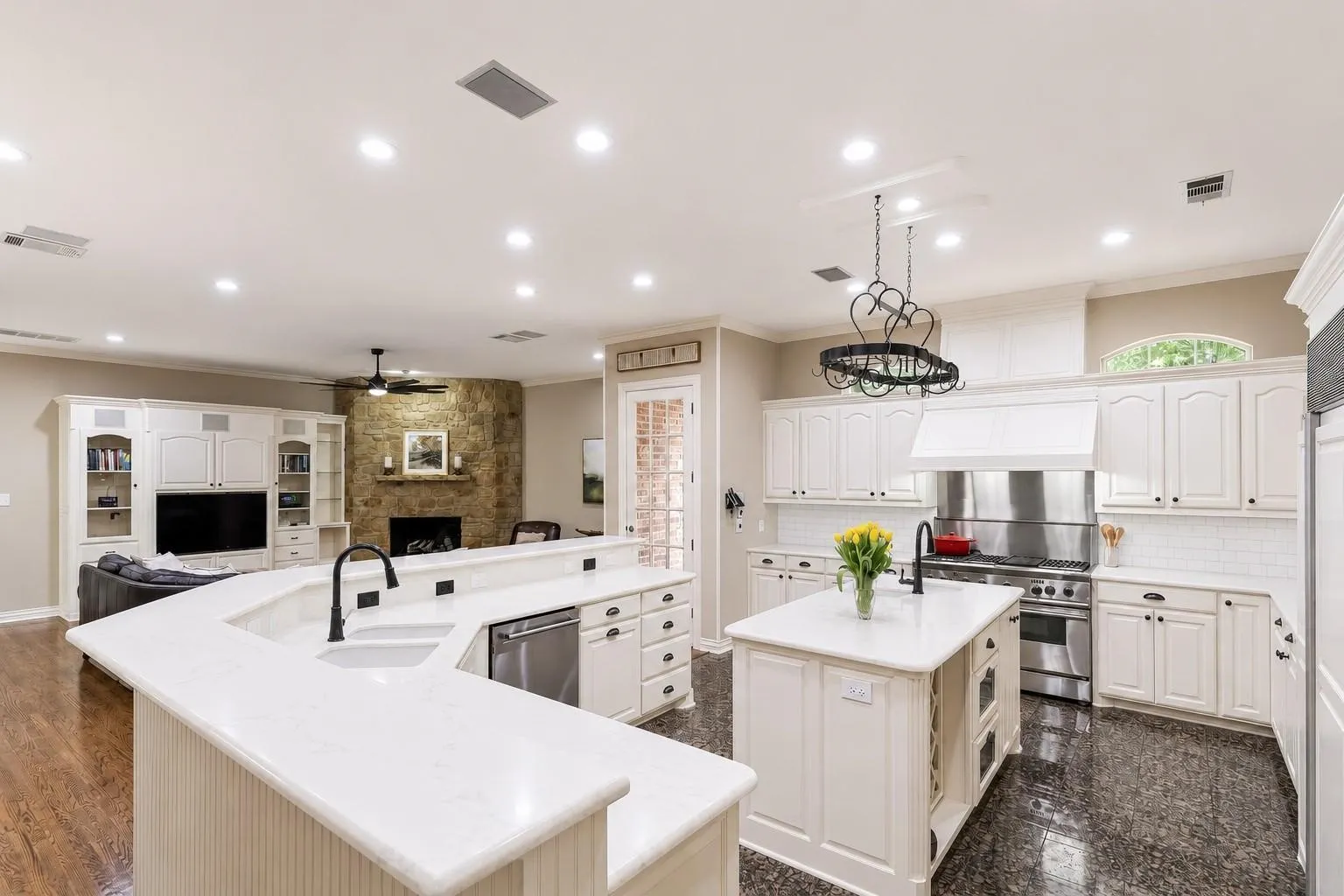 Single Family Residence For Sale in Tarrant County , 215 Bent Creek Court, Southlake, Texas 76092, 5 Bedroom, 7 Bathroom, 5 Garage spaces, 5,808 Sqft, built in 1994, mls#21366871, Real Estate Agent in Southlake, Homes For Sale in Tarrant county, Homes For Sale in Southlake, Realtor in Southlake Texas, Real Estate Brokerage Independent Realty Texas, Luminita Cordes Realtor