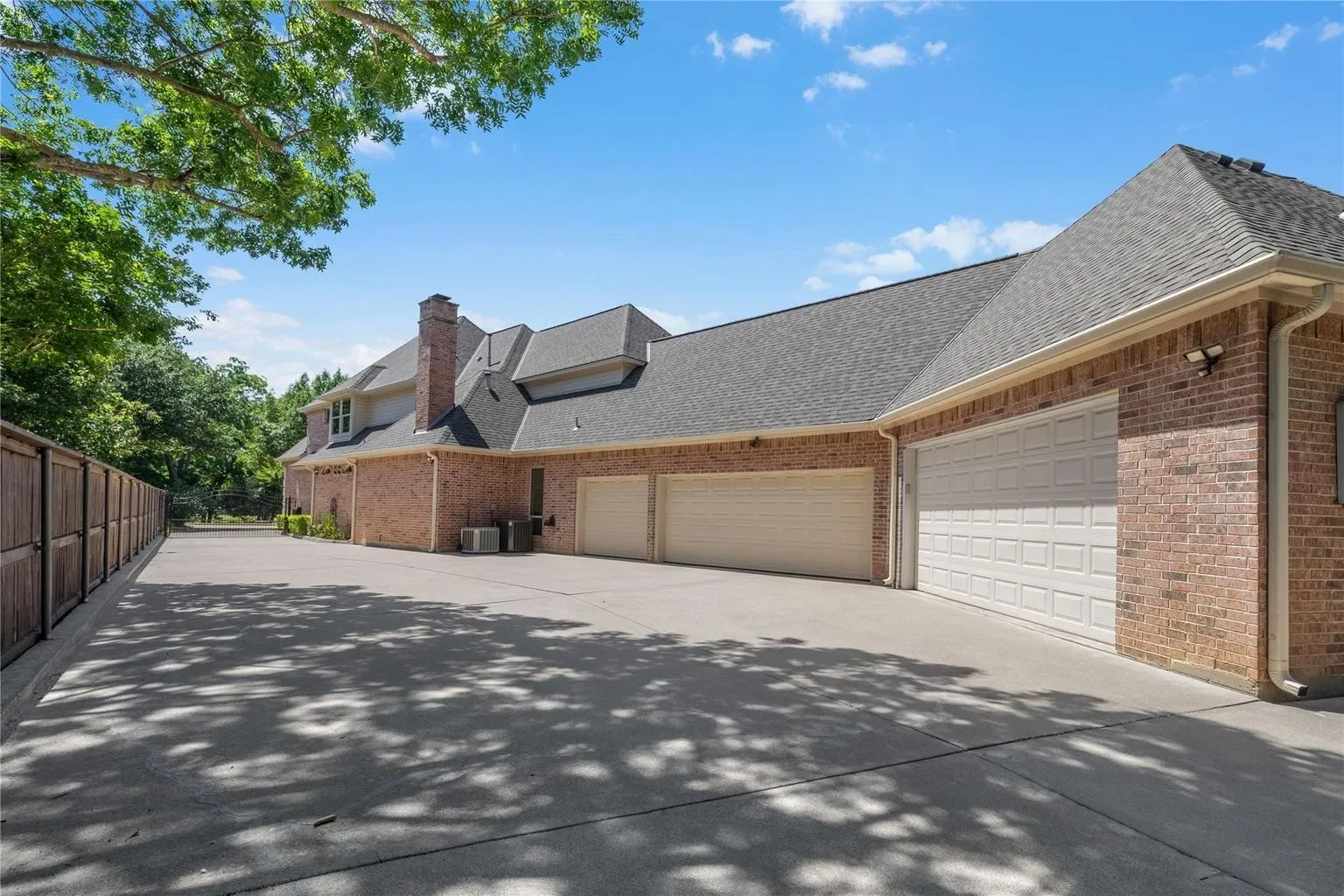 Single Family Residence For Sale in Tarrant County , 215 Bent Creek Court, Southlake, Texas 76092, 5 Bedroom, 7 Bathroom, 5 Garage spaces, 5,808 Sqft, built in 1994, mls#21366871, Real Estate Agent in Southlake, Homes For Sale in Tarrant county, Homes For Sale in Southlake, Realtor in Southlake Texas, Real Estate Brokerage Independent Realty Texas, Luminita Cordes Realtor